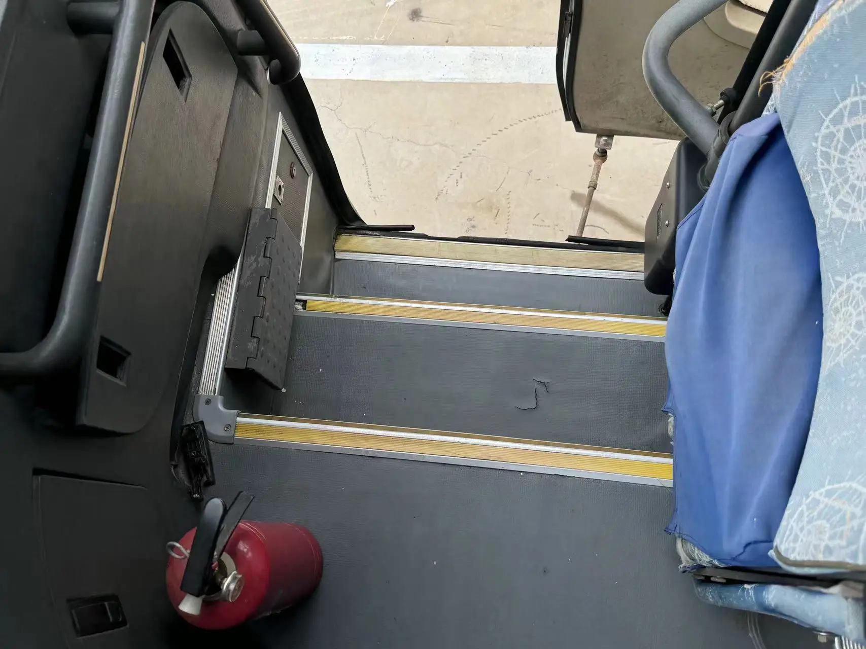 Recommended Kinglong Used 47 Passnger Bus Model XMQ6101 Right Hand Drive Coaches and Buses Autobus Second Hand Bus for Sale