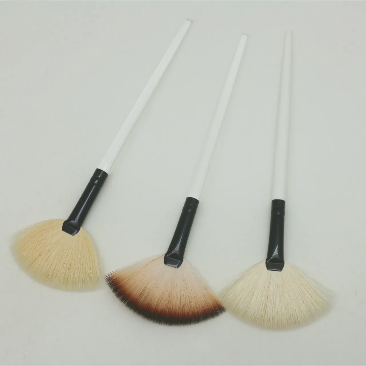 Private Label Clear Acrylic Handle White Handle Fan Make up Facial Brush White Goat Hair Face Fan Brushes Wholesale