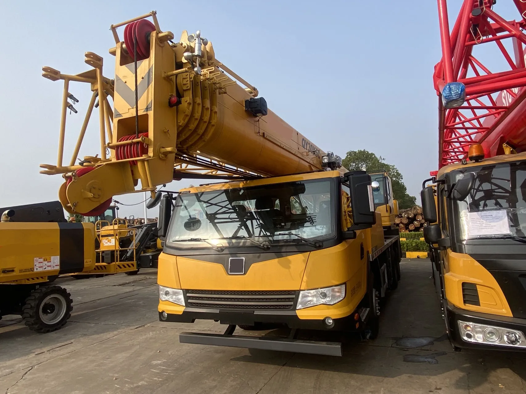 Lifting Machinery 30 Ton Truck Crane QY30K5C Good Price for Sale with High Operating Efficiency