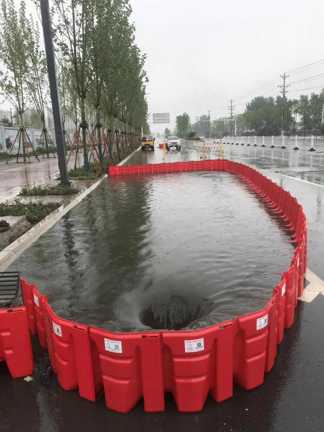 emergency flood barriers quick deploy plastic water divert for highway road traffic safety