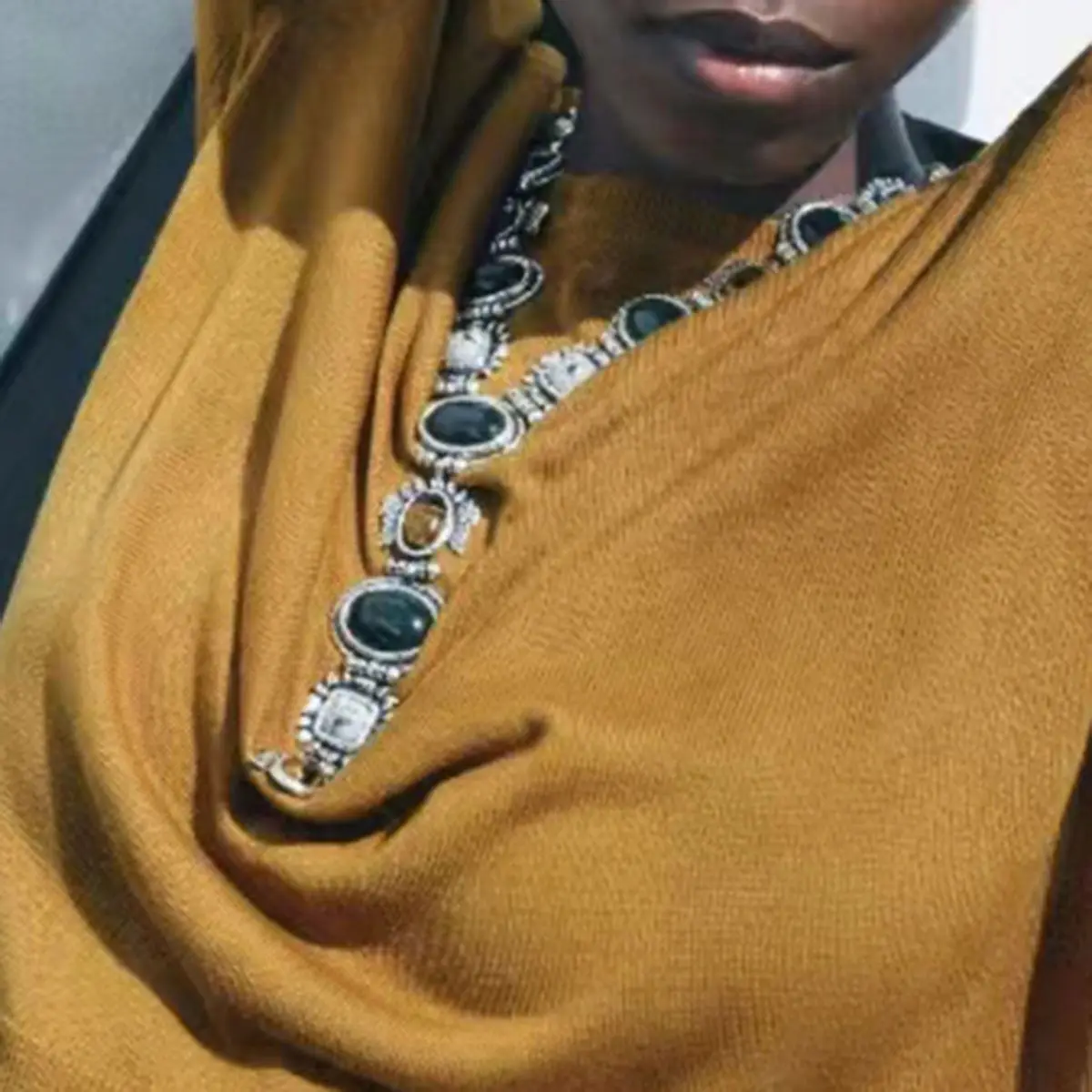 2024 Fashion Jewelry Wholesale Chunky Women Gold Pendant Necklace Retro Trend Alloy Resin Gemstone Geometric Pendant Necklace