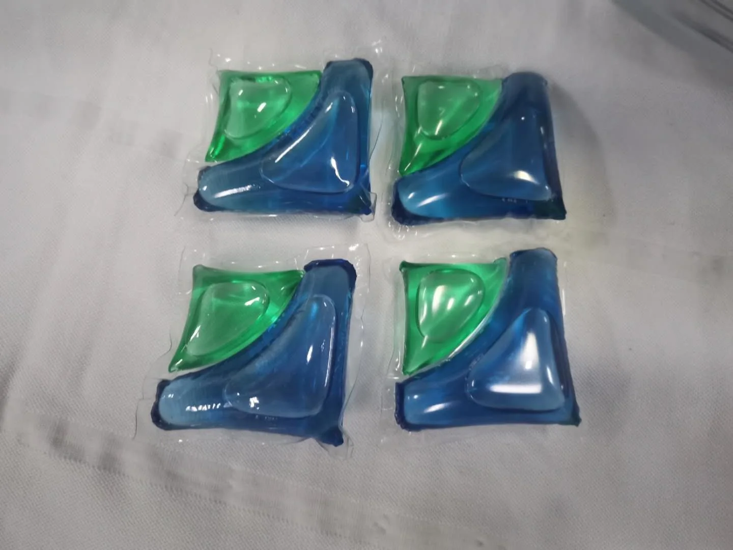 Капсулы для стирки с низким содержанием пены, жидкое моющее средство