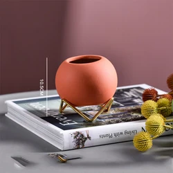 European-Style Round Ball Iron Tabletop Bracket Adorns Ceramic Vase