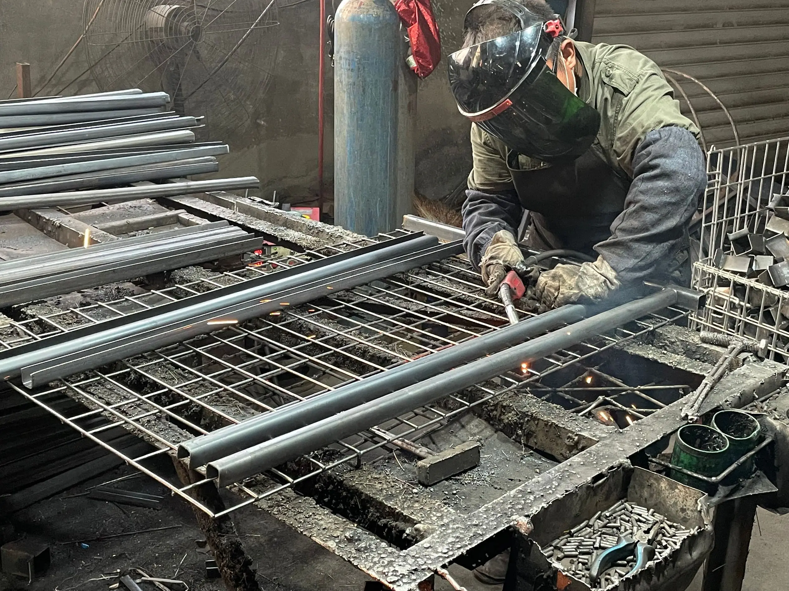 Sale stackable steel wire mesh steel storage cage wheel on storage cage metal box metal wire mesh pallet container