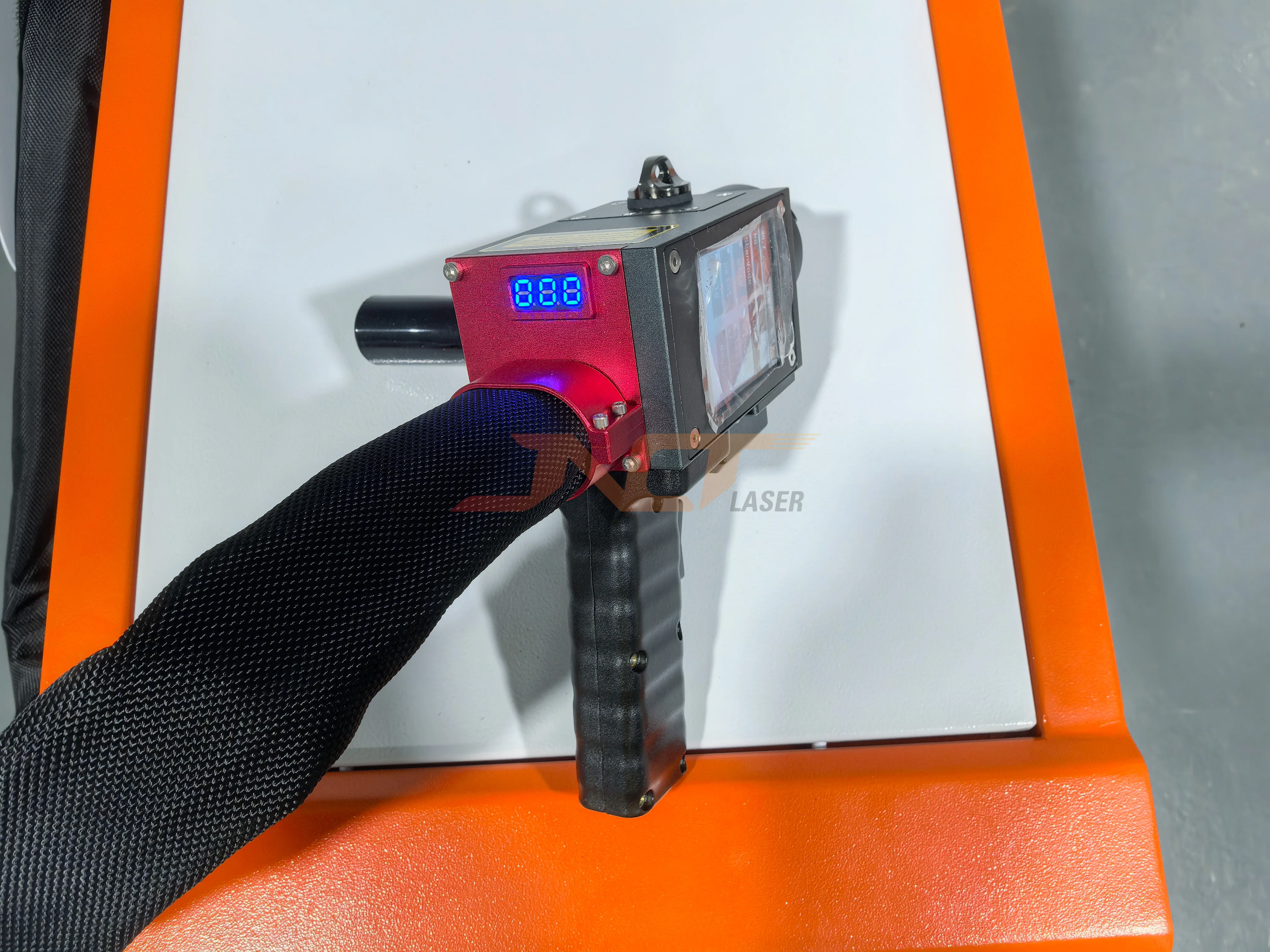 Handheld 100w 200W 300W  portable laser rust paint oil cleaning machine laser cleaning machine wood door