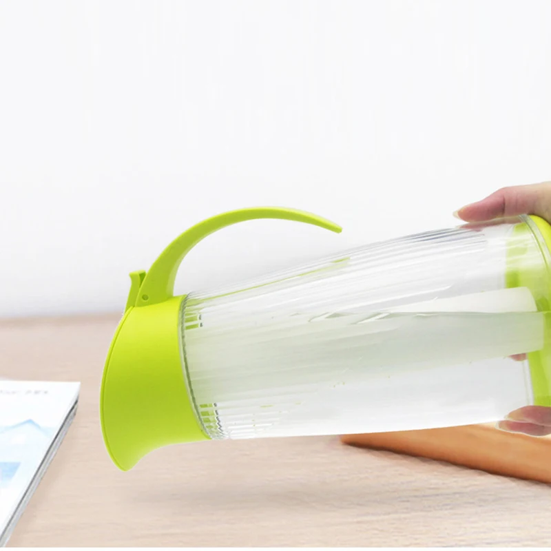 Travel Juice Jug 2.0L plastic water cooler jug with 3 pcs cups beer jug  water pitcher round quick-frozen stick kettle set
