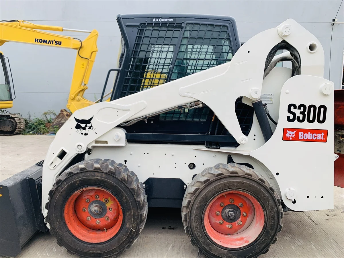 Good Condition Used Bobcat S300 Mini Skid Steer Loader, Used Bobcat Skid Steer Loader Provided ORIGINAL Japan Engine Skid Loader