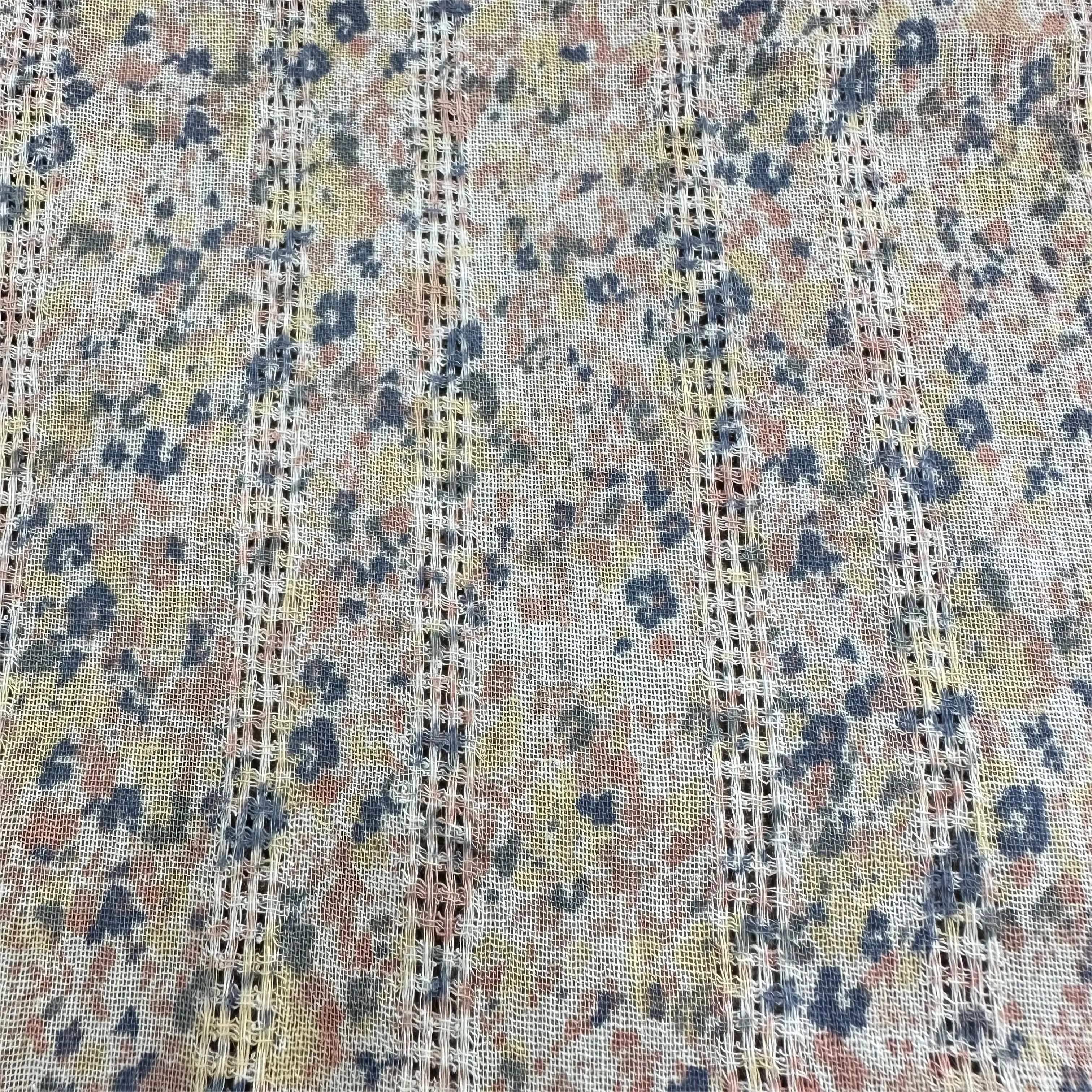 100% Cotton Jacquard Fabric with Beautifully Positioned Back Flower Design for Shirts