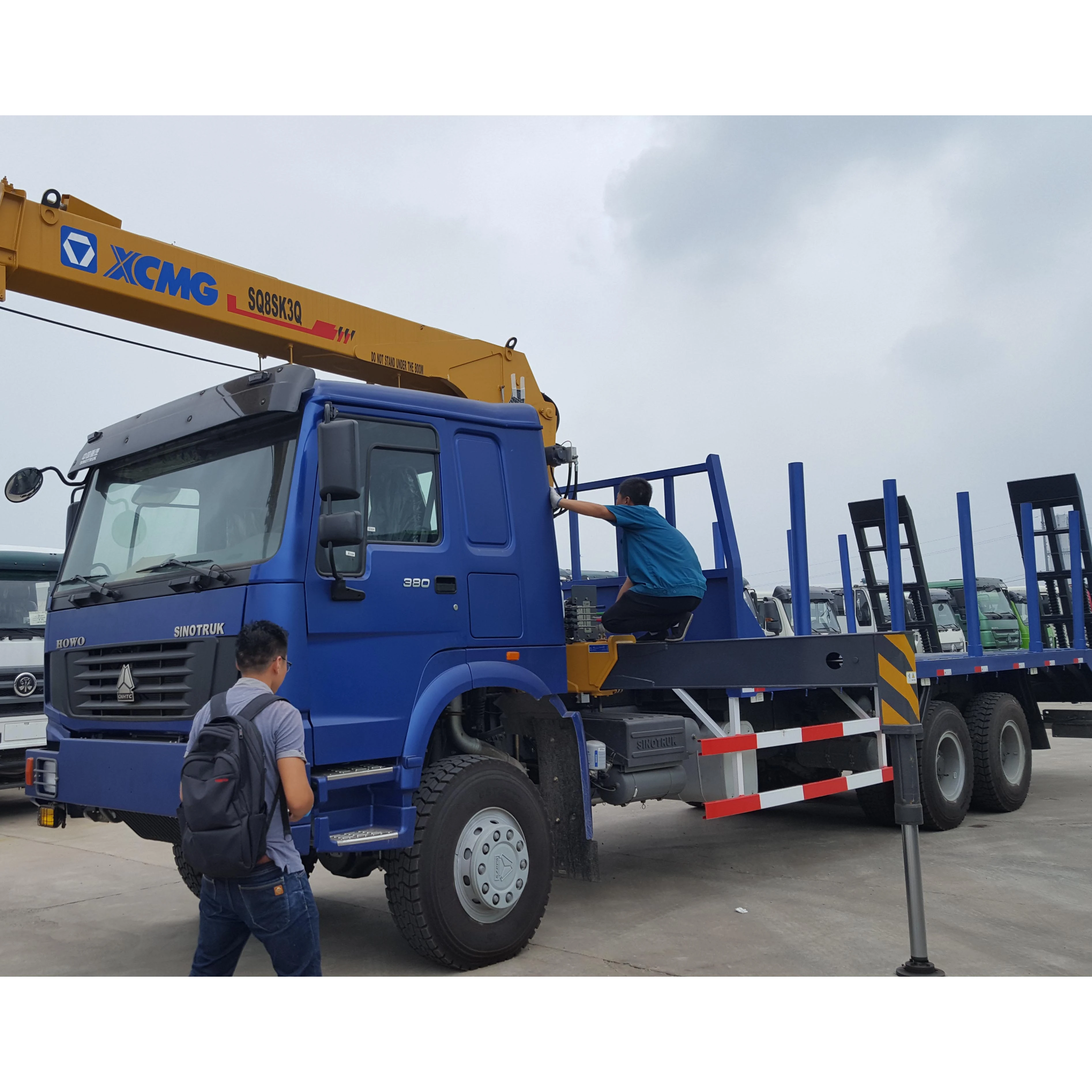 Sinotruk Howo 6x6 полноколесный внедорожный грузовик с краном для доставки