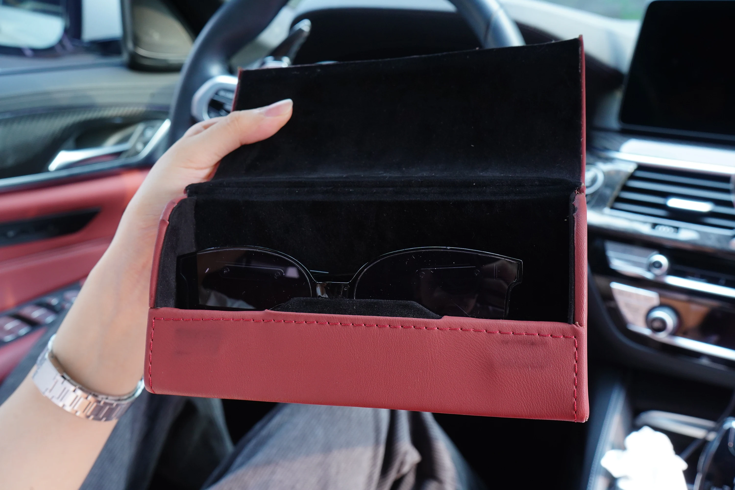 ZY Creative Car Leather Sunglasses Case Sun Visor Hanging Glasses Metal Holder PU lasses Holder Clips