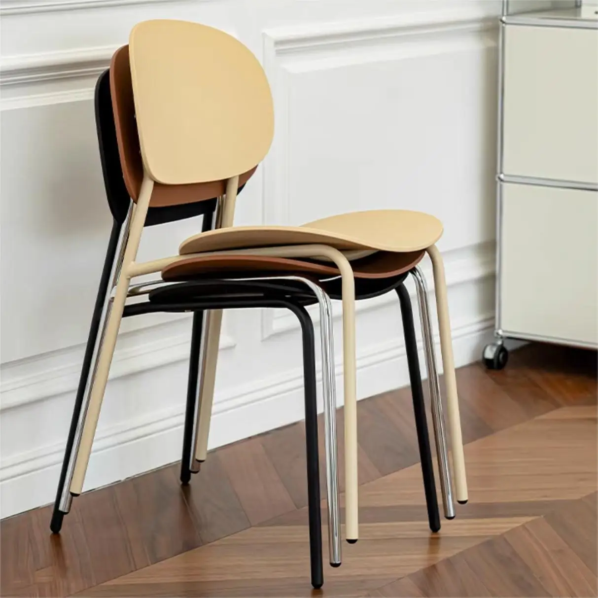 Factory Price Saving Space Stackable Modern Round Back White Kitchen Restaurant Plastic Nordic Cafe Dining Chair with Metal Legs