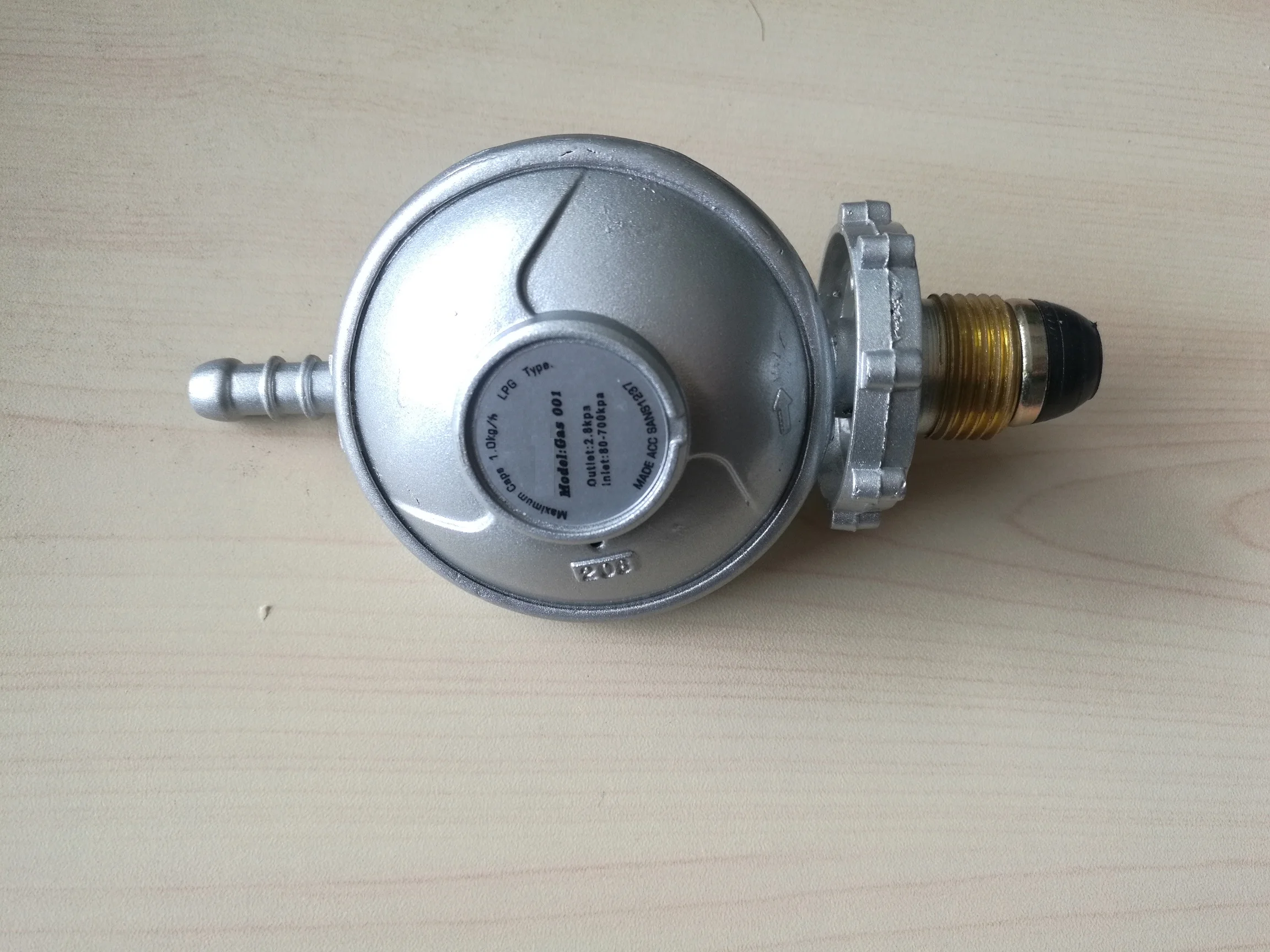 LPG gas regulator with aluminium alloy body and gauge