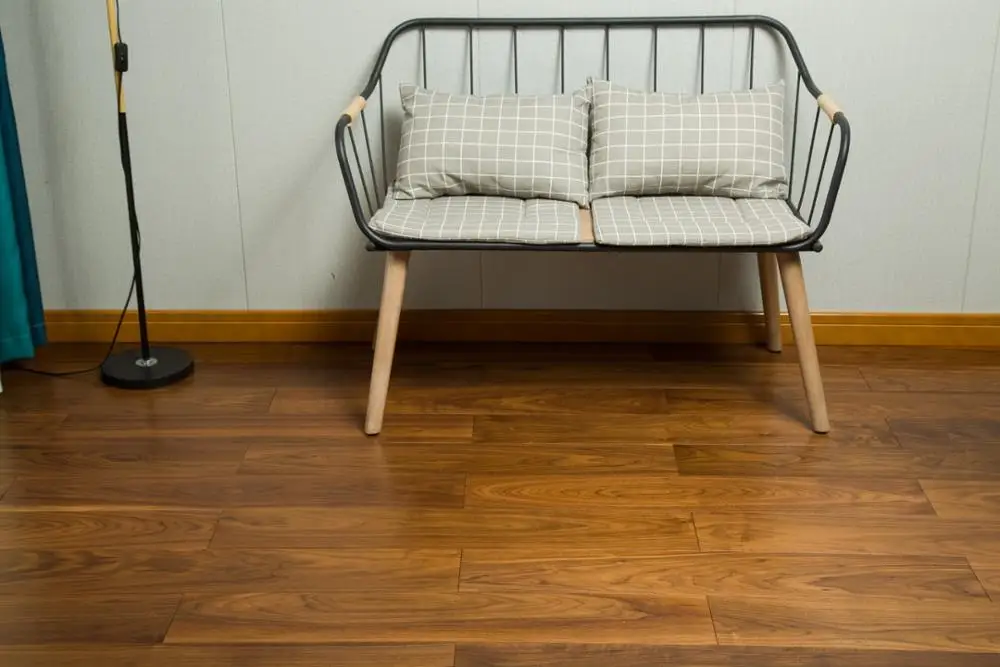 
China factory Direct Sales wear resistant click locking walnut hardwood flooring 