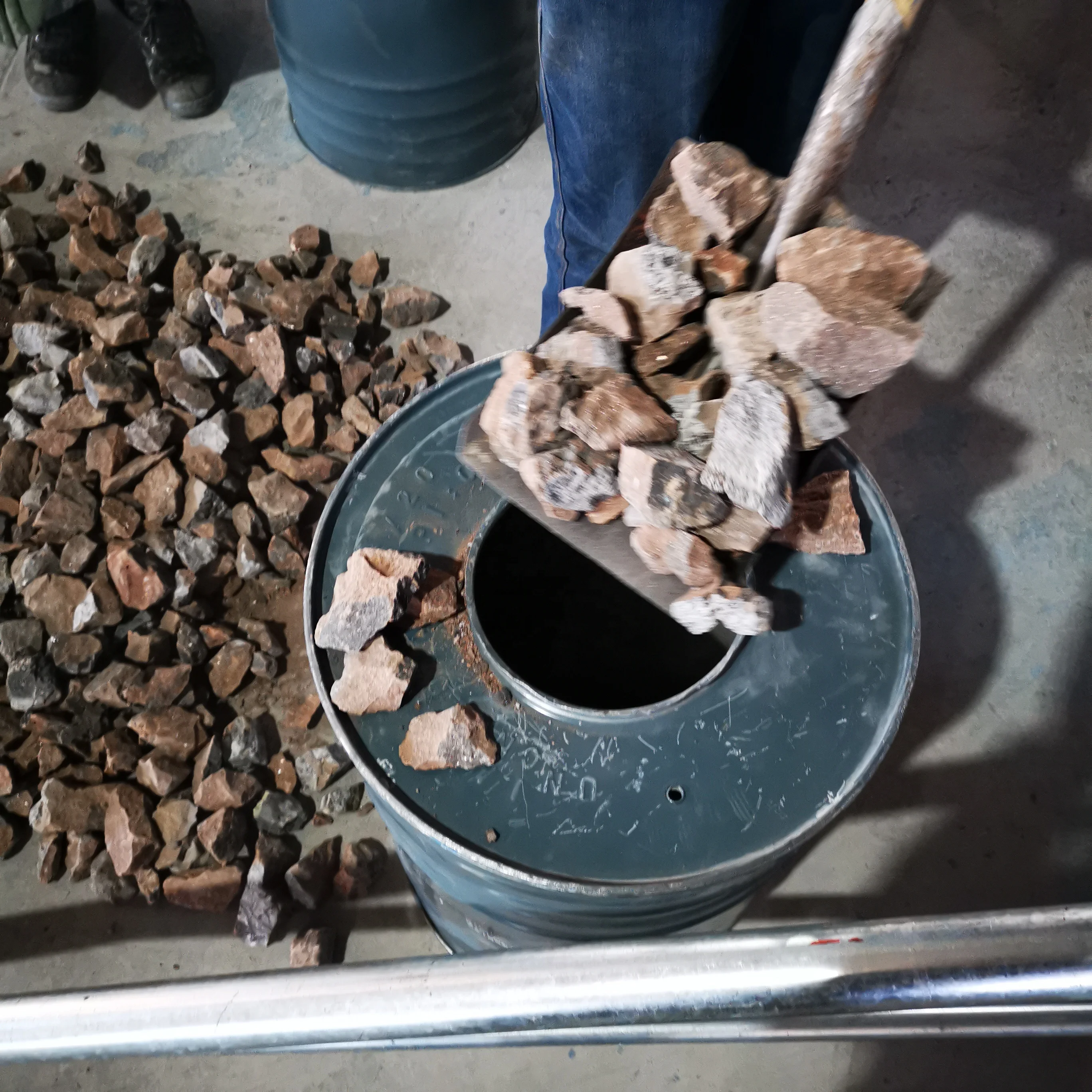 18.Calcium carbide stone hot sale product high purity /calcium carbide factory/  China calcium carbide 50-80 mm price 100 gram