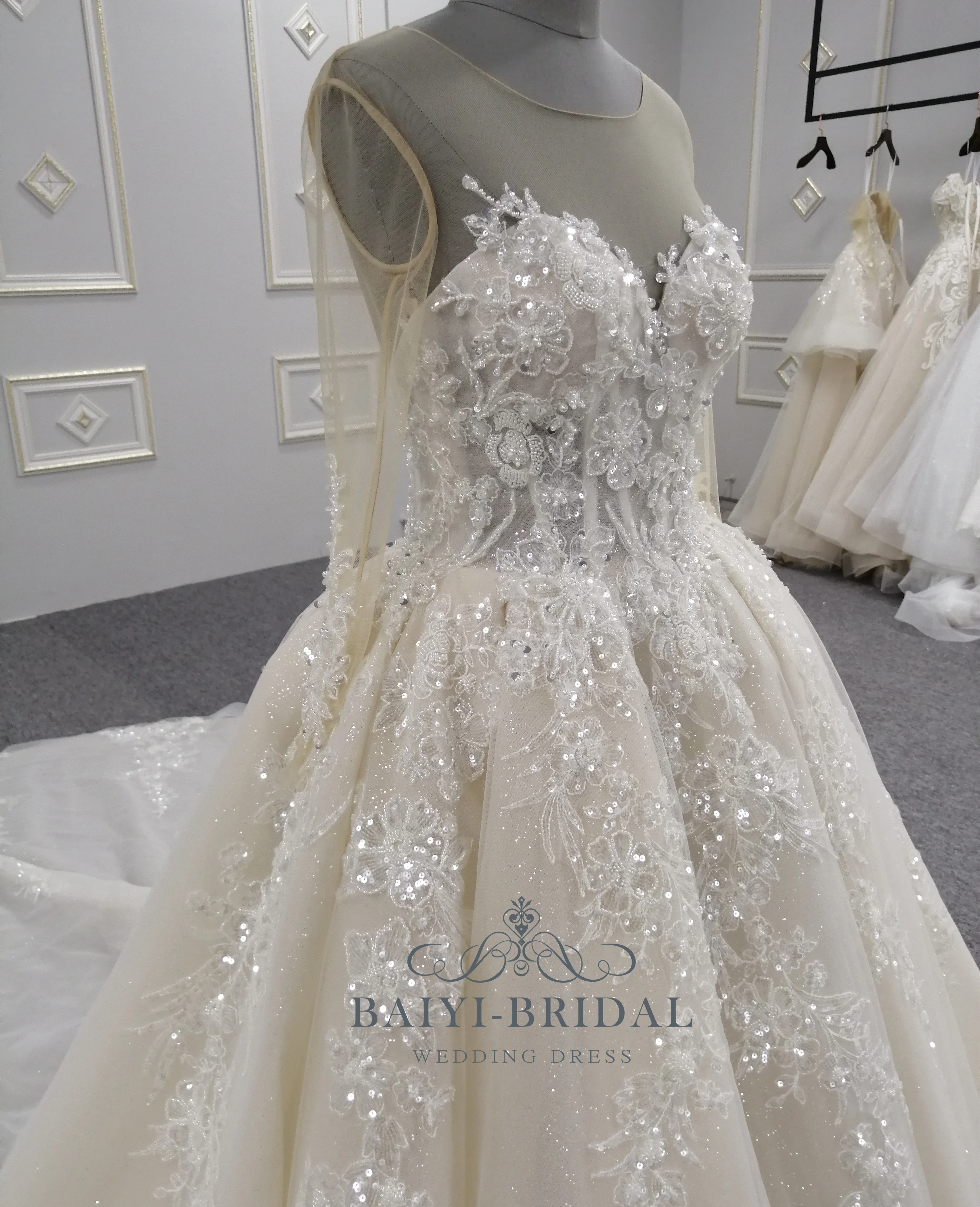 2021 Fashion style bridal gown elegant appliques shiny ball gown wedding dress