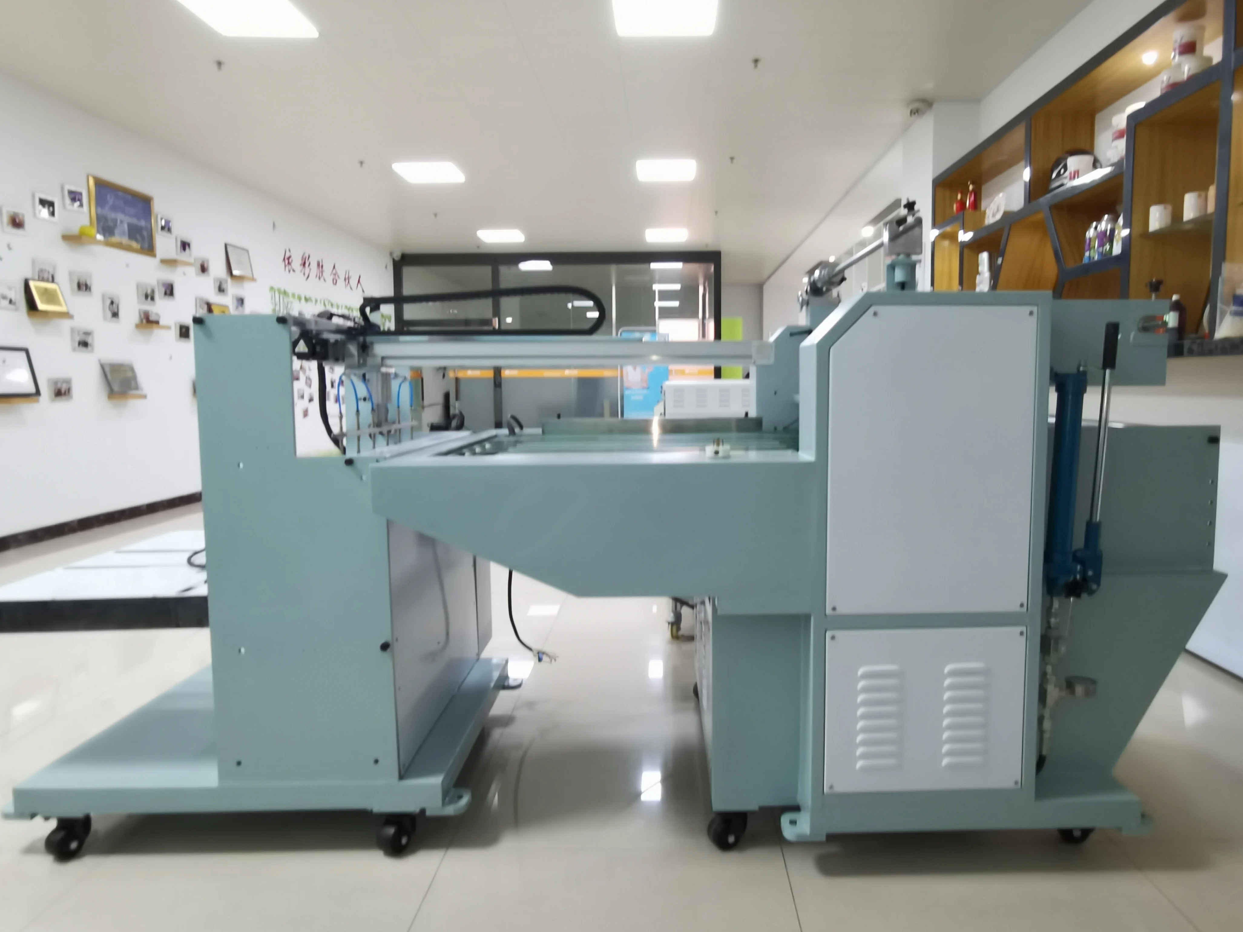 Automatic hot foil stamping machine for gilding on coated paper sheet