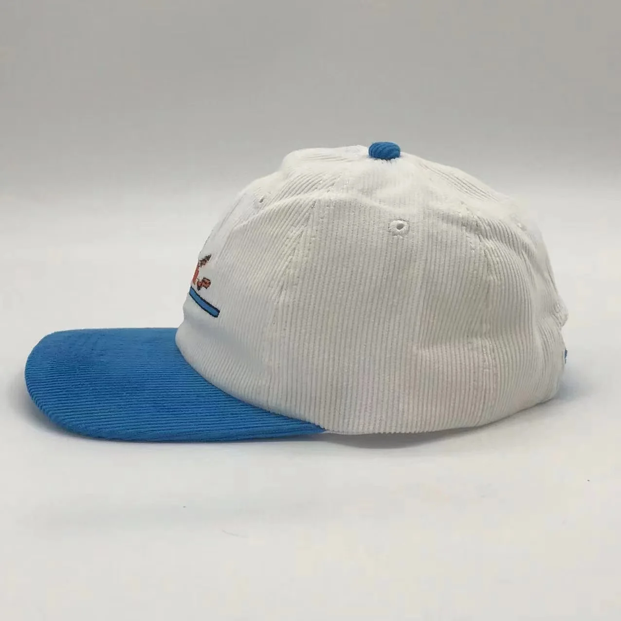 Two Tone Unstructured Cap With Custom Embroidery Logo Design 6 Panel Flat Brim Baseball Hat