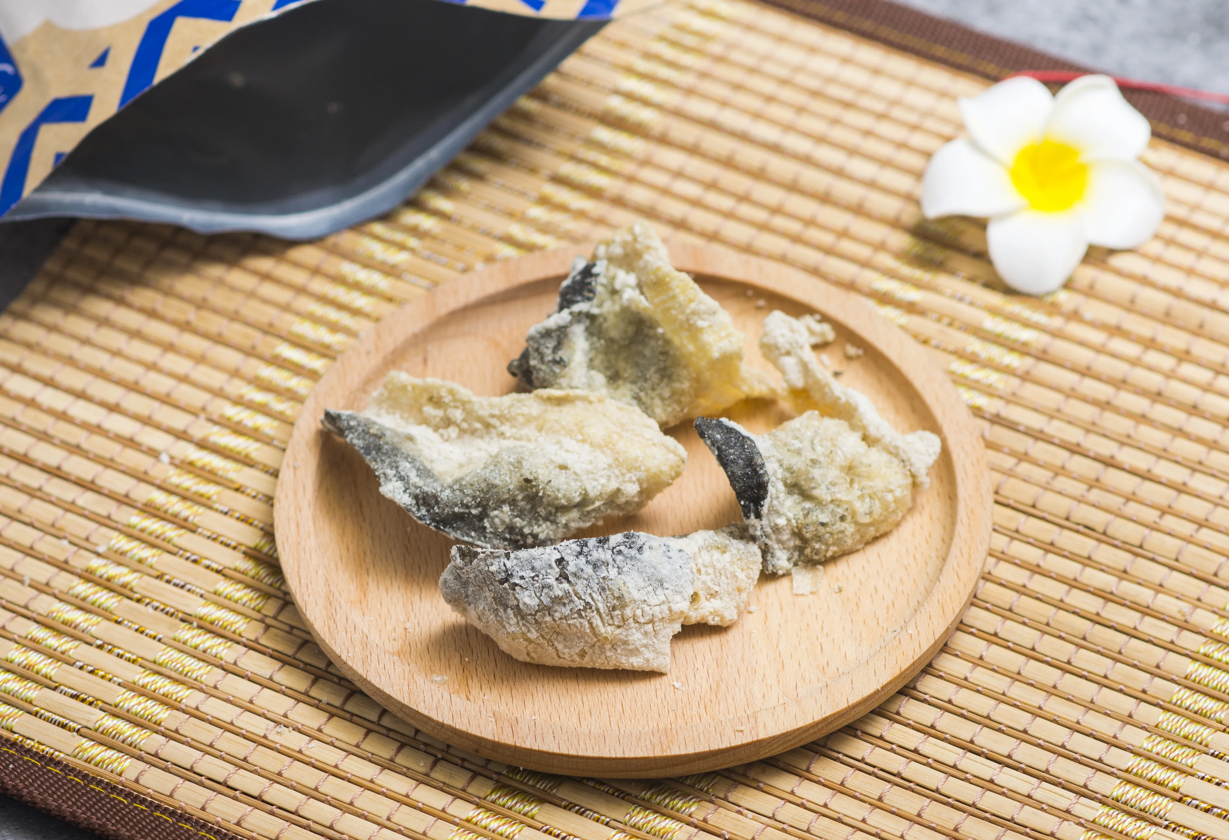 
OEM salted fish skin snack- fried fish skin wholesale good price and large packing 