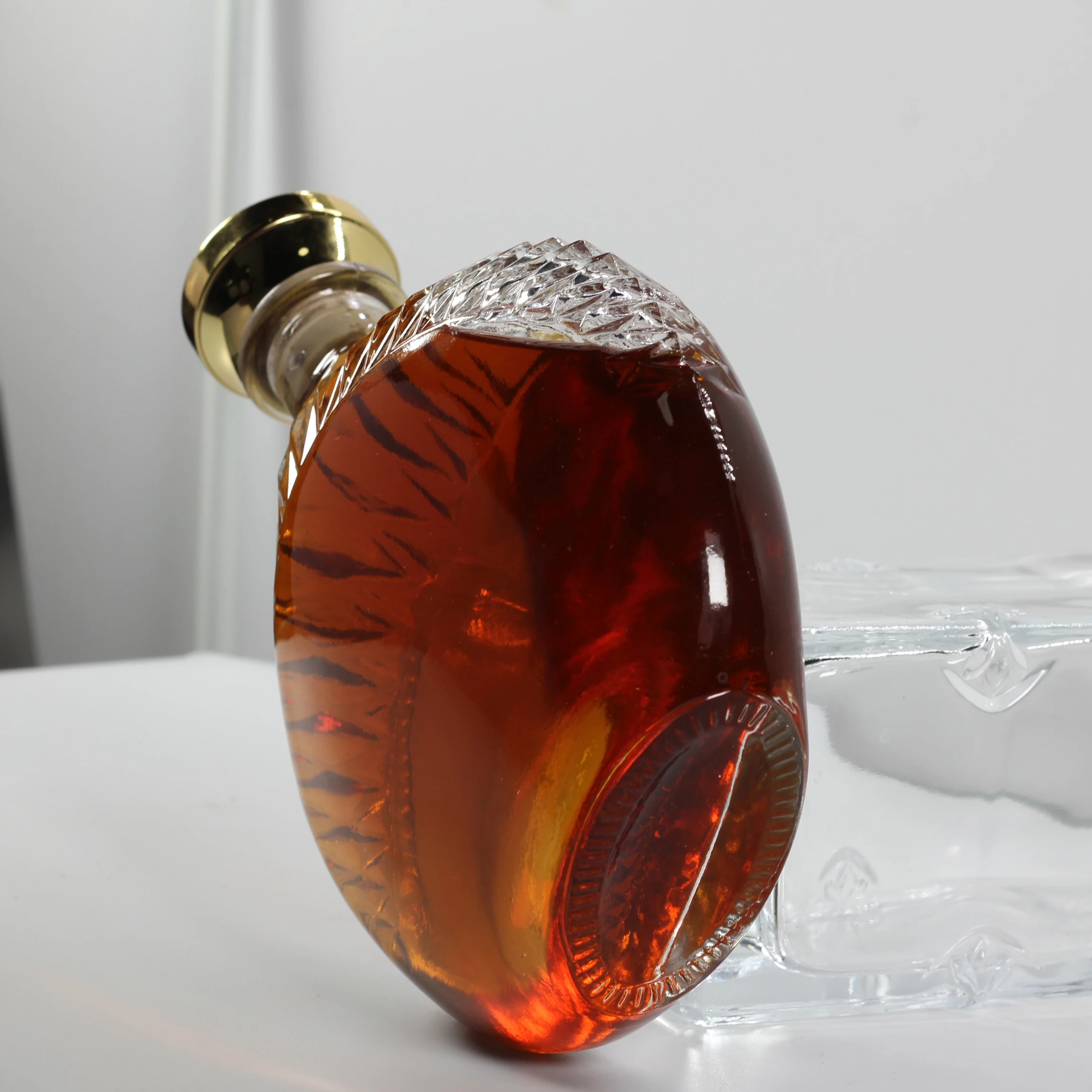 750ml glass liquor wine Vodka tequila gin bottle Fancy Liquor Glass Bottle with sealed cork lid