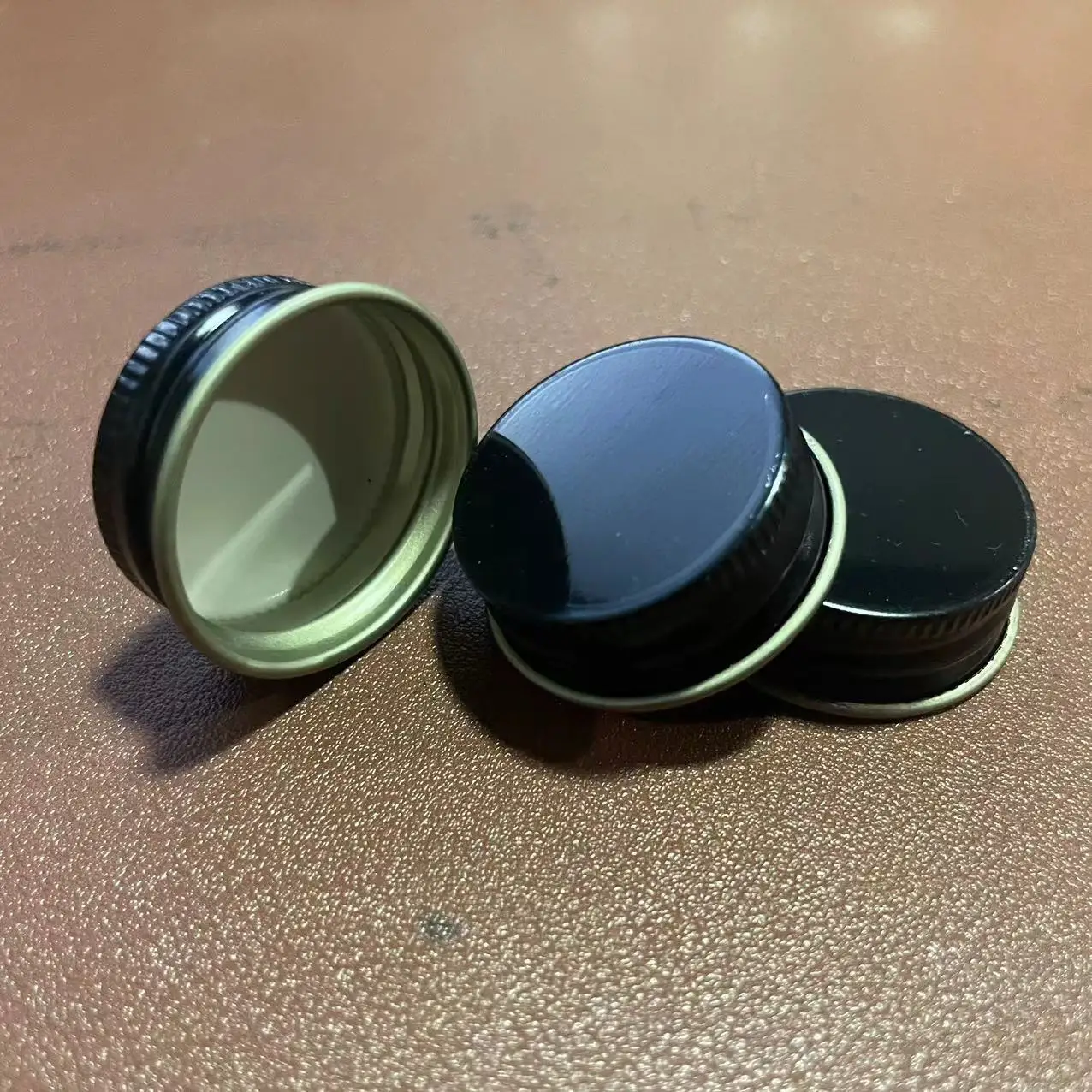 New Product SCREW CAP Black 38mm Plastisol Lids Non Spill Plastisol Lid