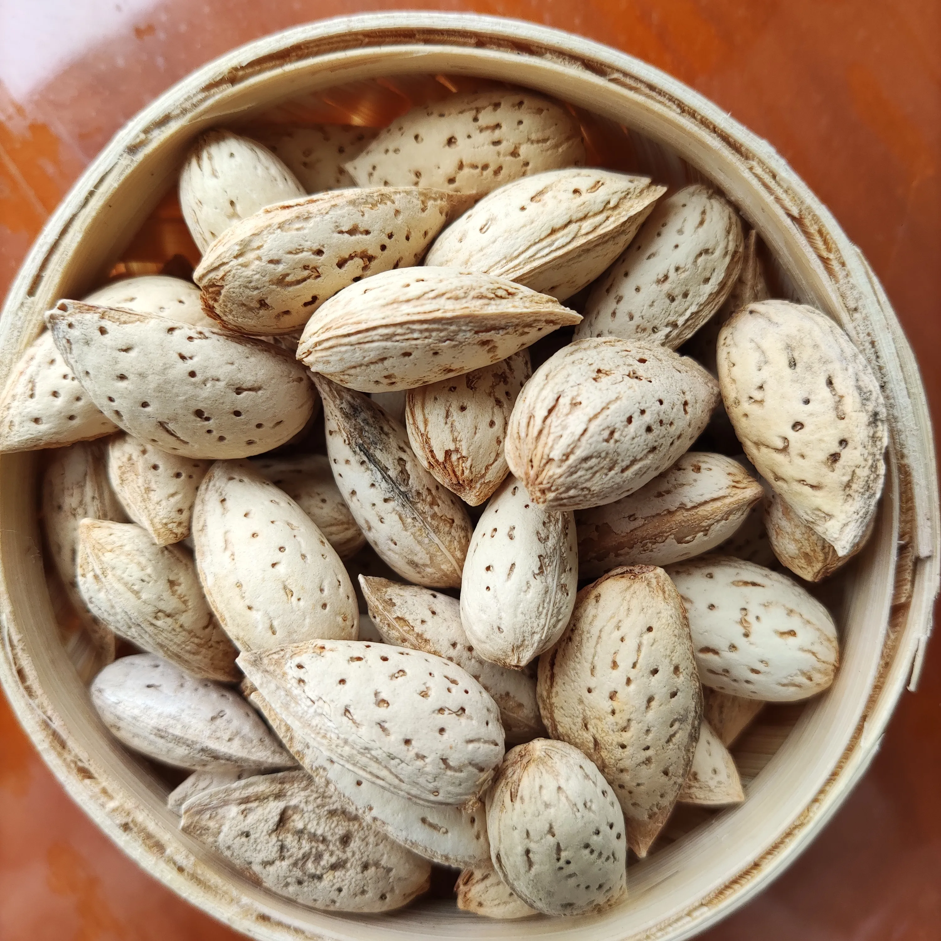 Весь необработанный миндаль с раковиной