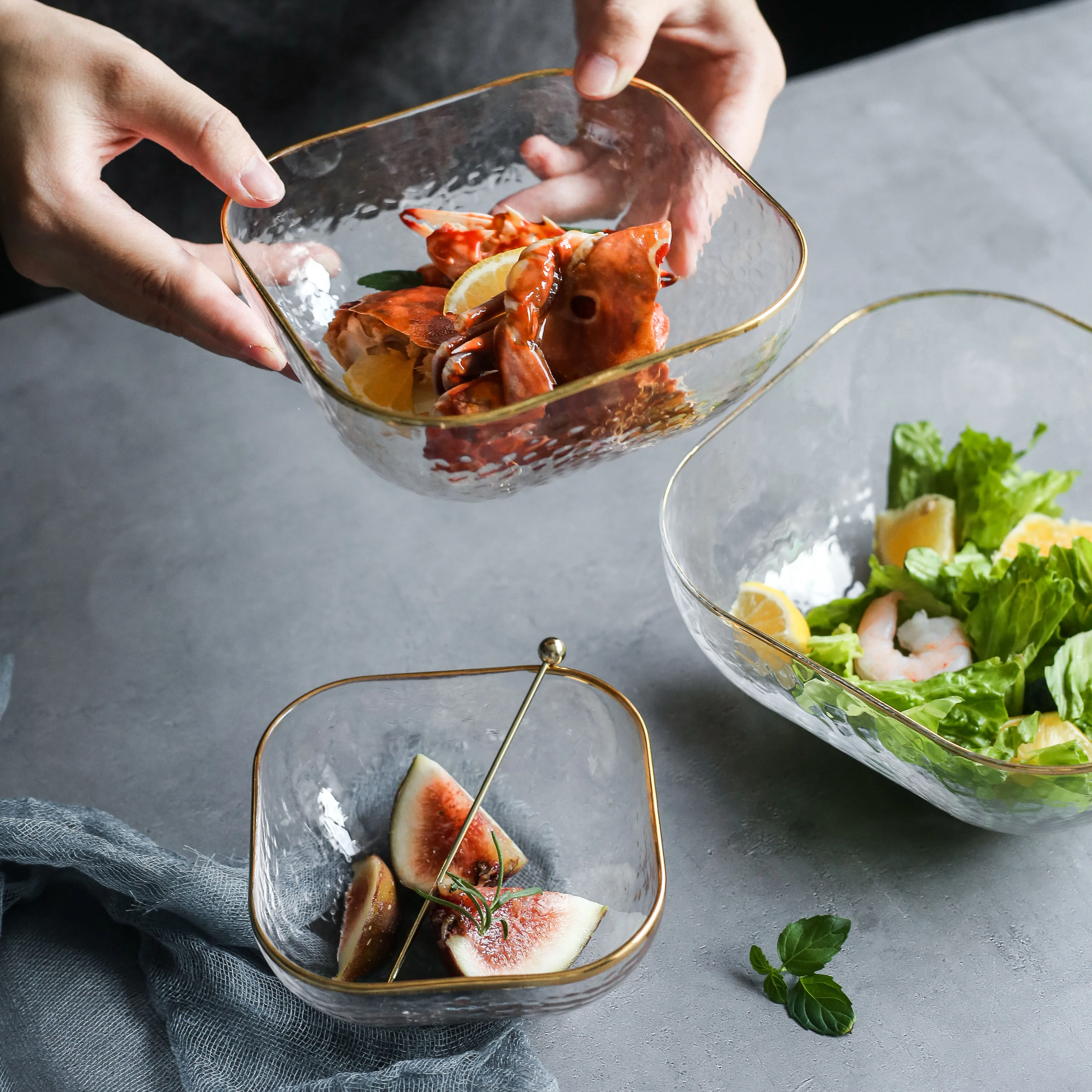 Wholesale Luxury clear glass plate Charger Bowls with gold rim for dinner or hotel