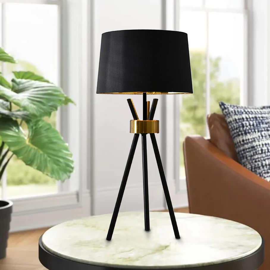 Indoor European Style Black and Gold Metal Restaurant Classical Tripod Table Lamp Desk