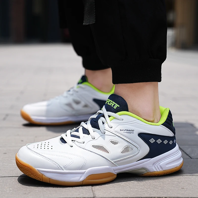 2024 hot sale New professional badminton shoes for men with anti-slip wear breathable tennis table tennis shoes