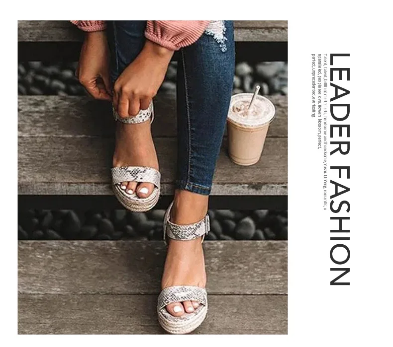 Женские плетеные сандалии в римском стиле, туфли на очень высокой танкетке со змеиным принтом, с пряжкой, 2021