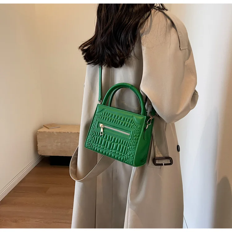 2024 New Ladies Crocodile Messenger Bag Fashionable Solid Color Shoulder Armpit Handbag Large Capacity Casual No Deformation