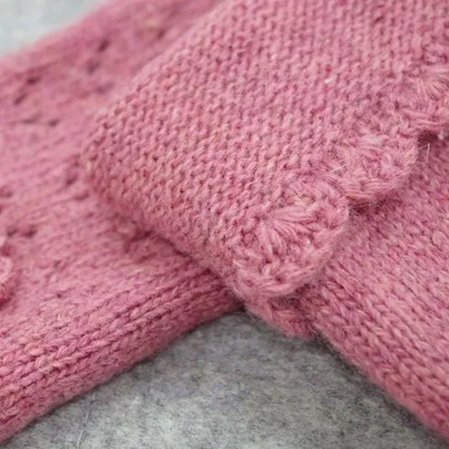 knitted mittens without finger decorated with bowknot and ornamental engraving