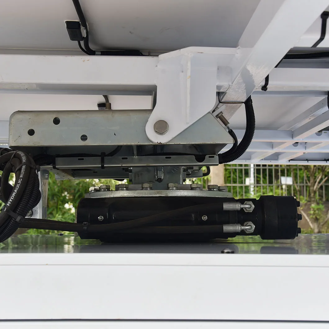 Large battery capacity mobile solar light tower with LED lights