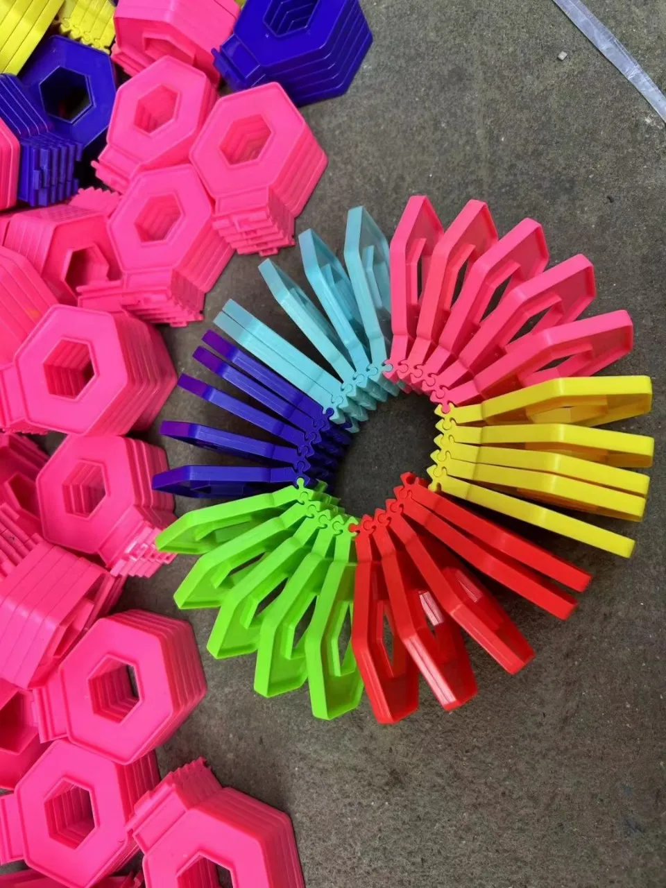 S315 Kids Toys Link By Link Rainbow Combine Clip Boredom Decompress Toys Kids Fun Interested Novelty Toys Fidget Loop