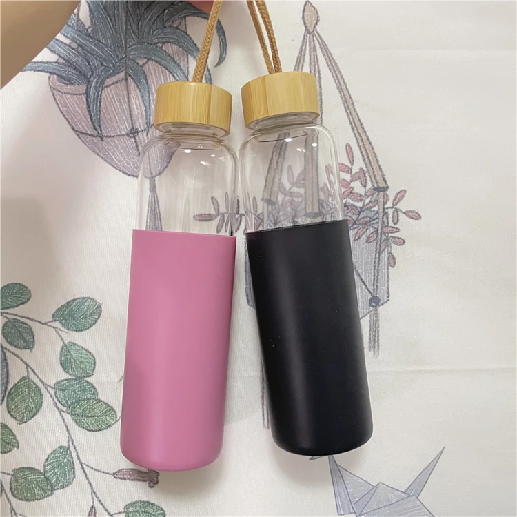 Wholesale customized 550ml Clear Glass Water Bottle with Silicone Protective Sleeve Bamboo Lid