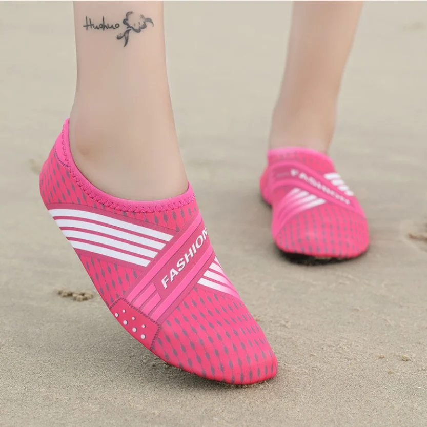 Wholesale swim surfing yoga exercise shoes for unisex neoprene beach socks quick-dry water shoes aqua