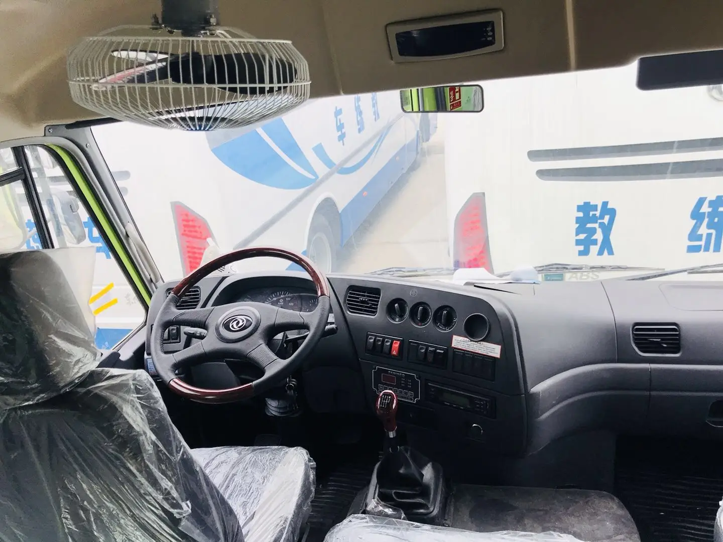 7 5 тонн среднего внедорожного автобуса Лидер продаж с автоматическим механизмом кондиционера готовым в наличии