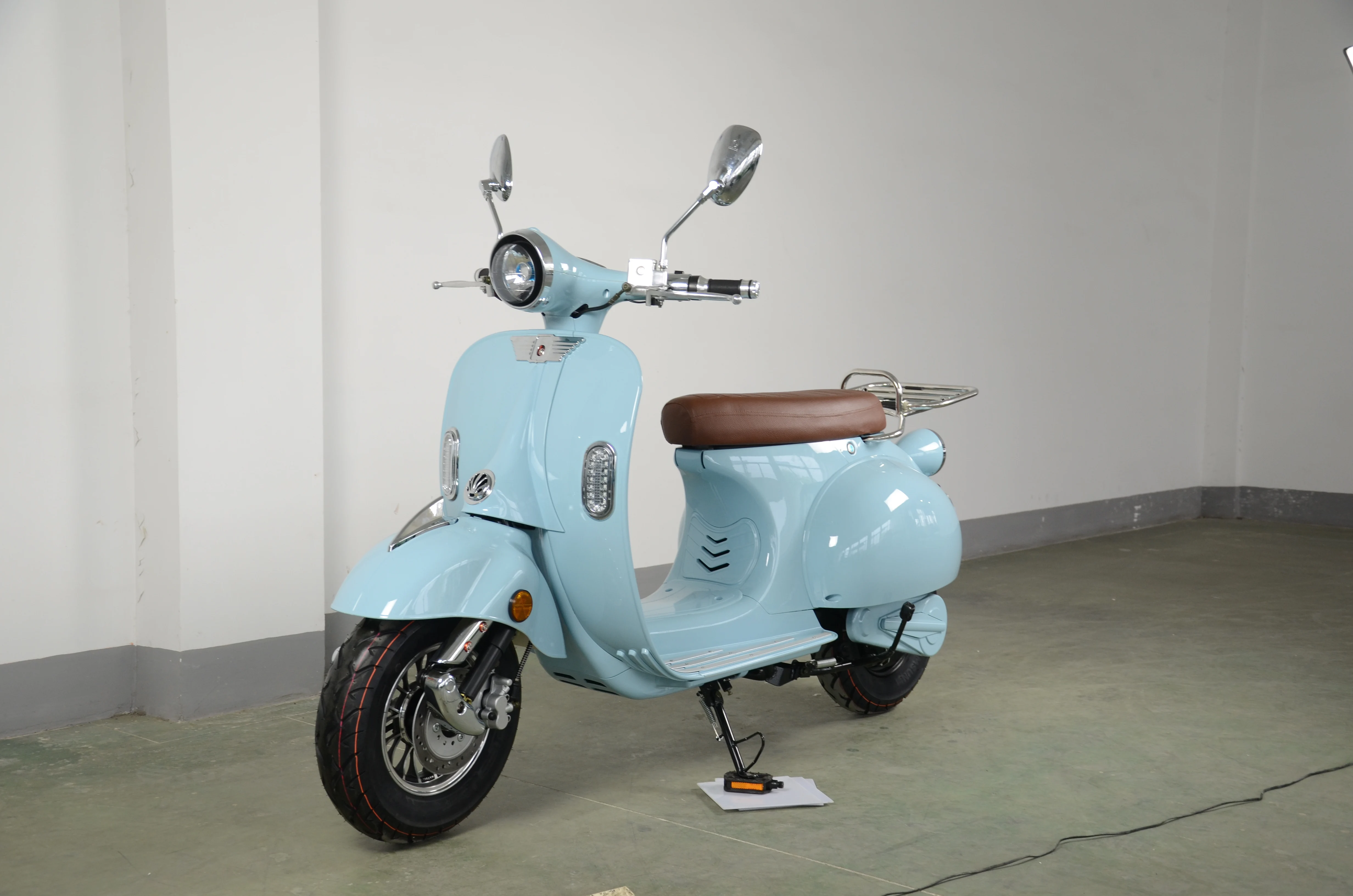 Amoto EEC vintage classic electric petrol scooter vespa with top box range 90km 2000W 60V for sale vespa electric scooter