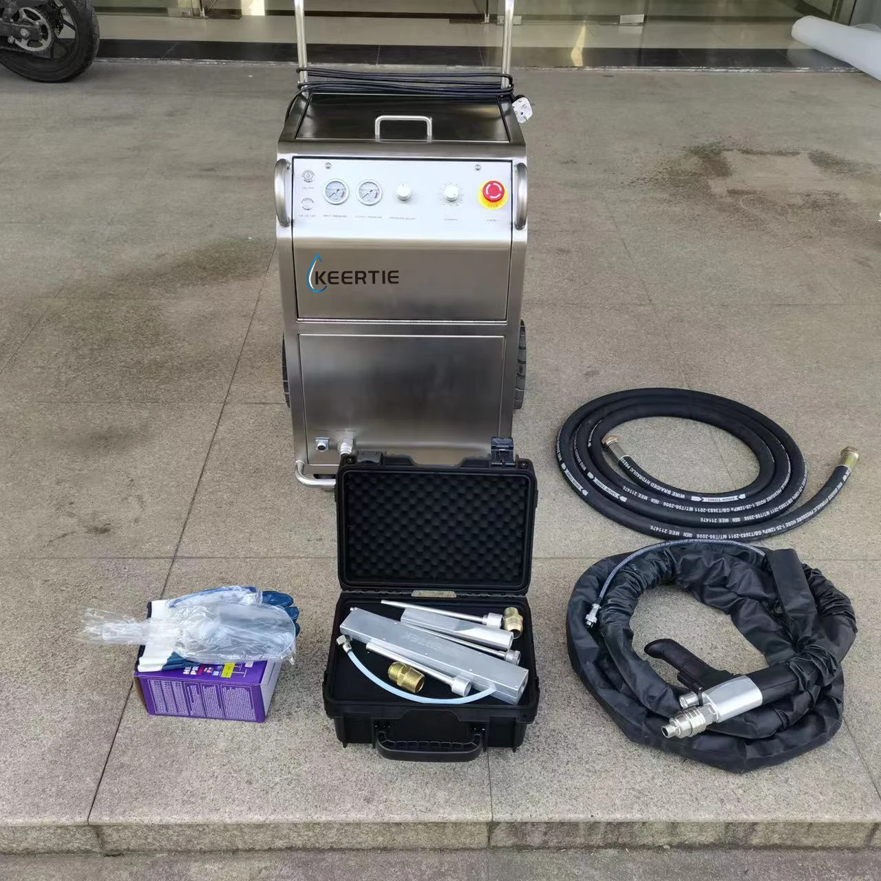 Low consumption dry ice blasting machine Machines for blast cleaning a surface dry ice blasting machine cleaner