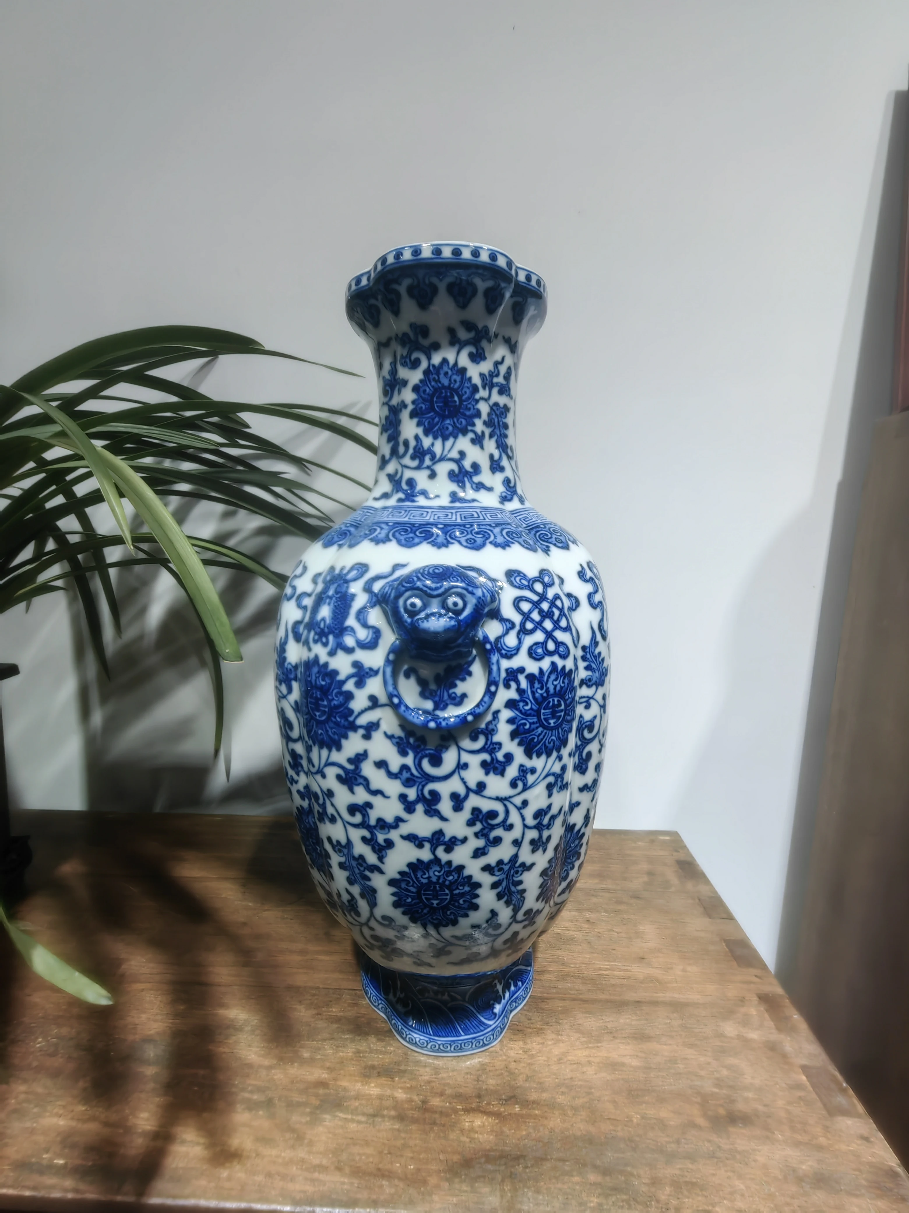 High quality classic Chinese blue and white porcelain vase for home decoration