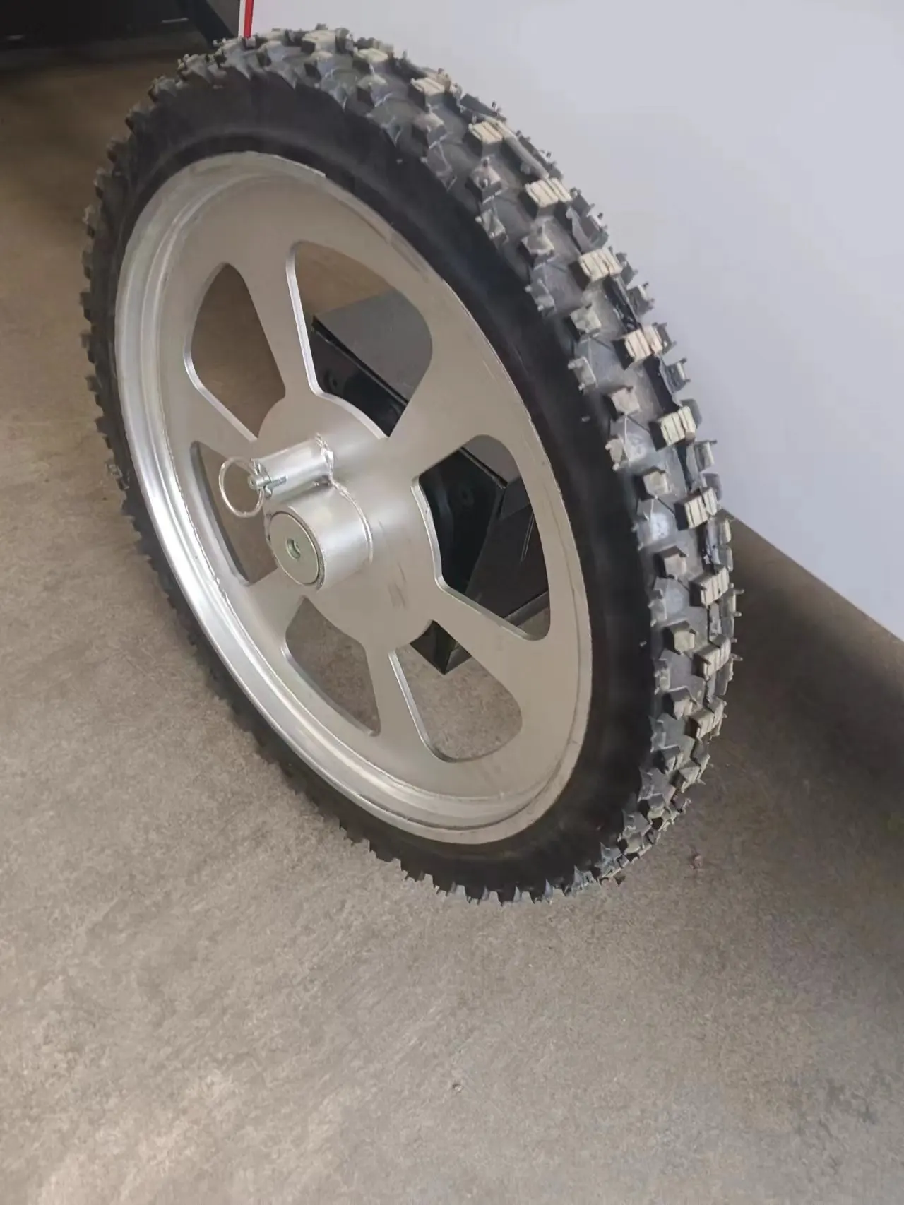 Two-wheel hand-held  Automatic Concrete Finisher leveling machine concrete laser screed machine