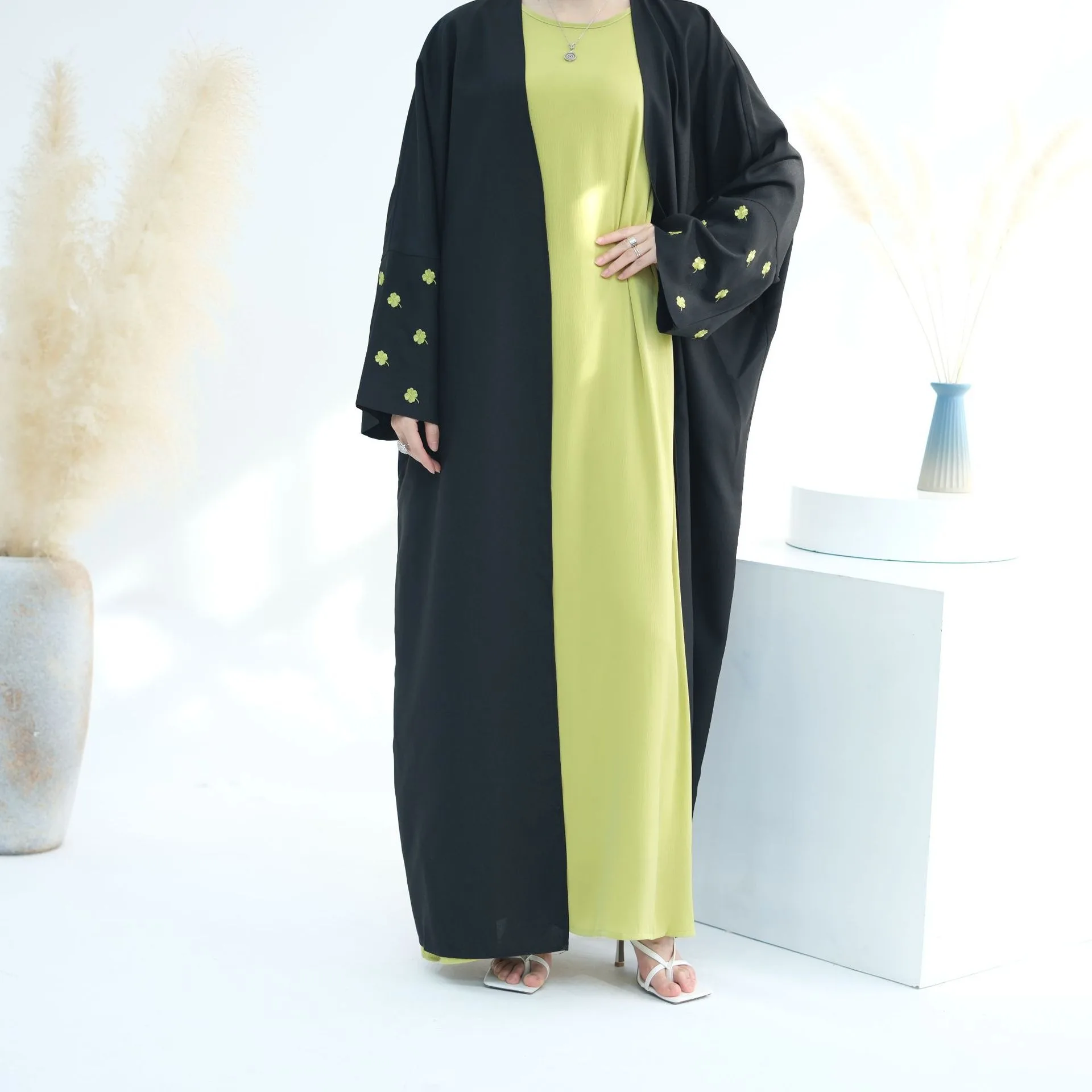 2023 New Designs Abaya Turkey Dubai Islamic Clothing Elegant Cardigan Embroidered With Four Leaf Clover