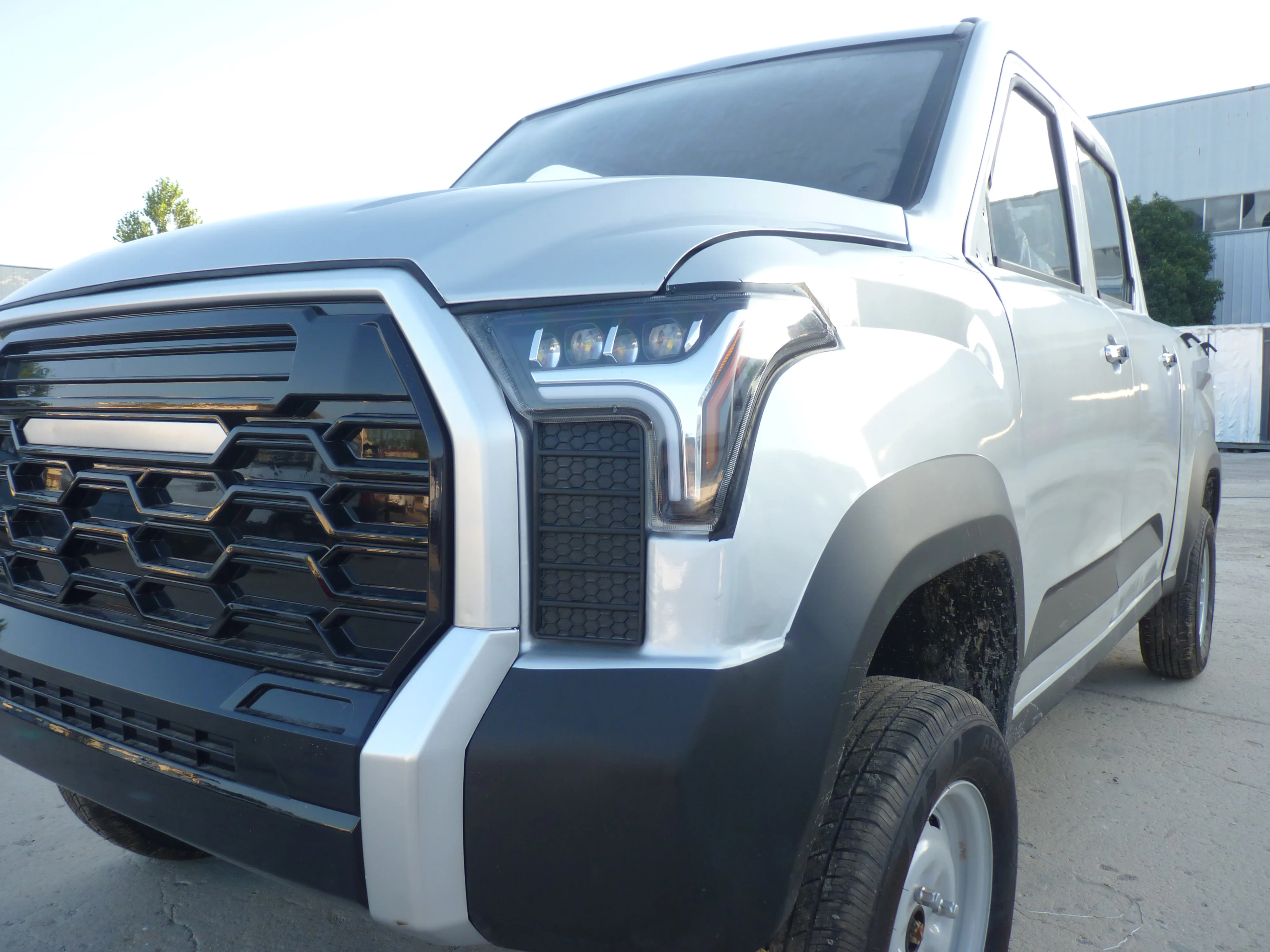 Electric car New Electric pickup Car electric truck 4x4 Electric Utility Vehicle with Cargo Box pickup truck