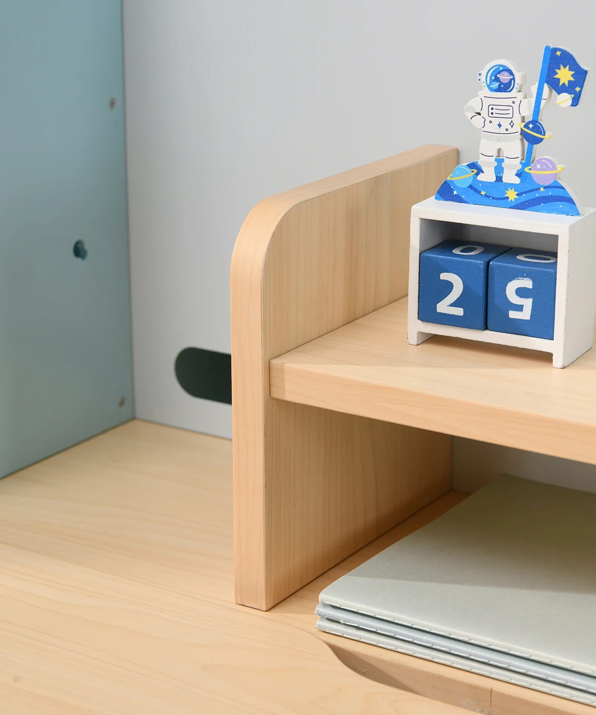 small school using table pink and blue table for child studying reading and painting high quality kids furniture