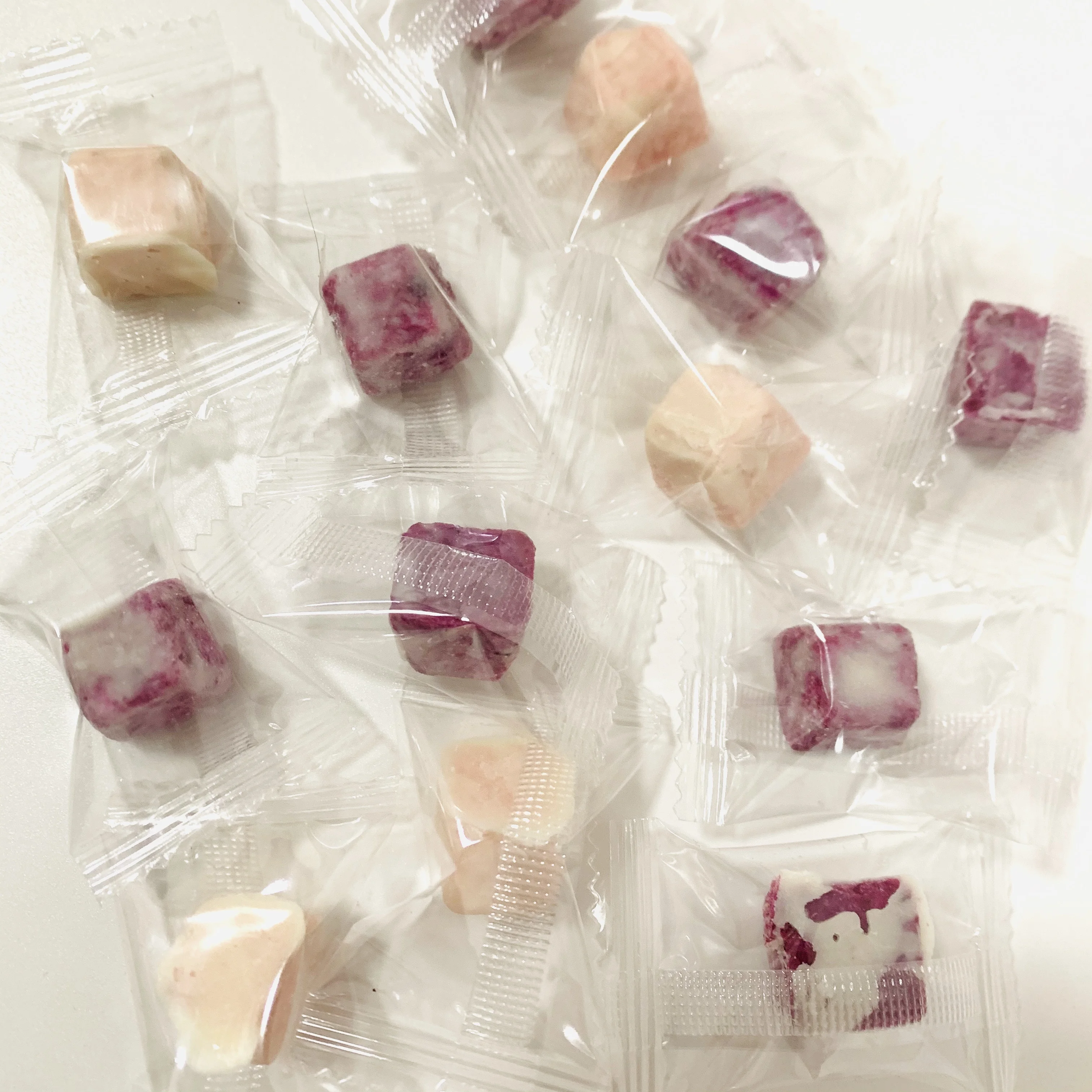 Factory Supply Individually Wrapped Chocolate Coated Peach Strawberry Freeze Dried Yogurt Cubes Yummy Crisp Candy Snack