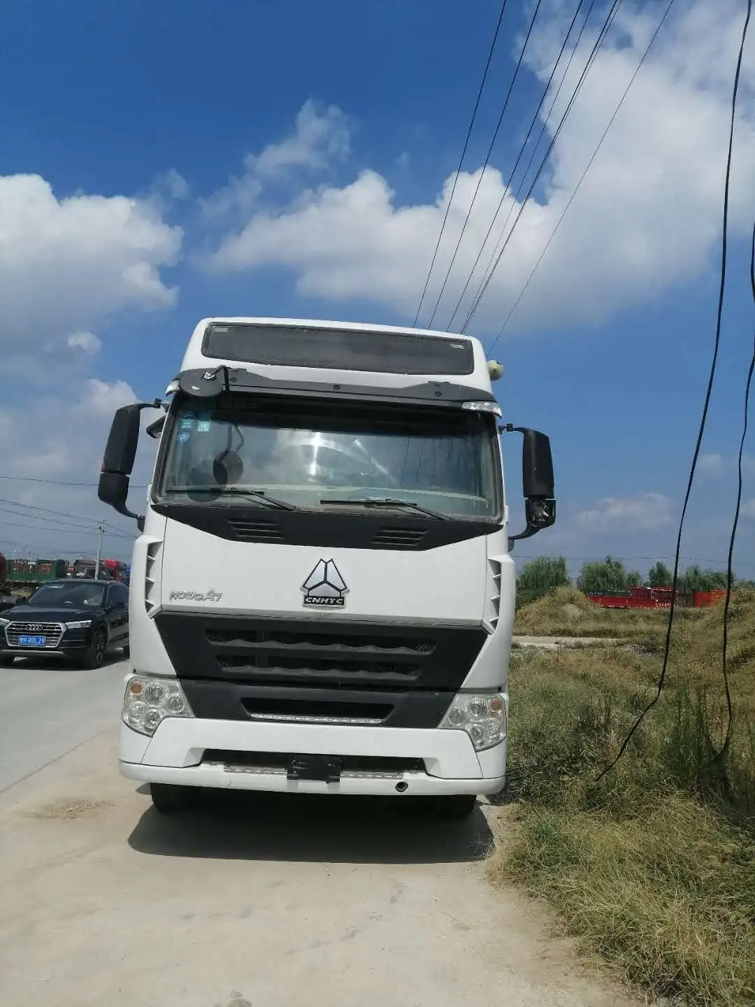 USED HOWO TRACTOR TRUCK 6X4 WITH 374.65KW/H BATTERY AND 110KM/H SPEED