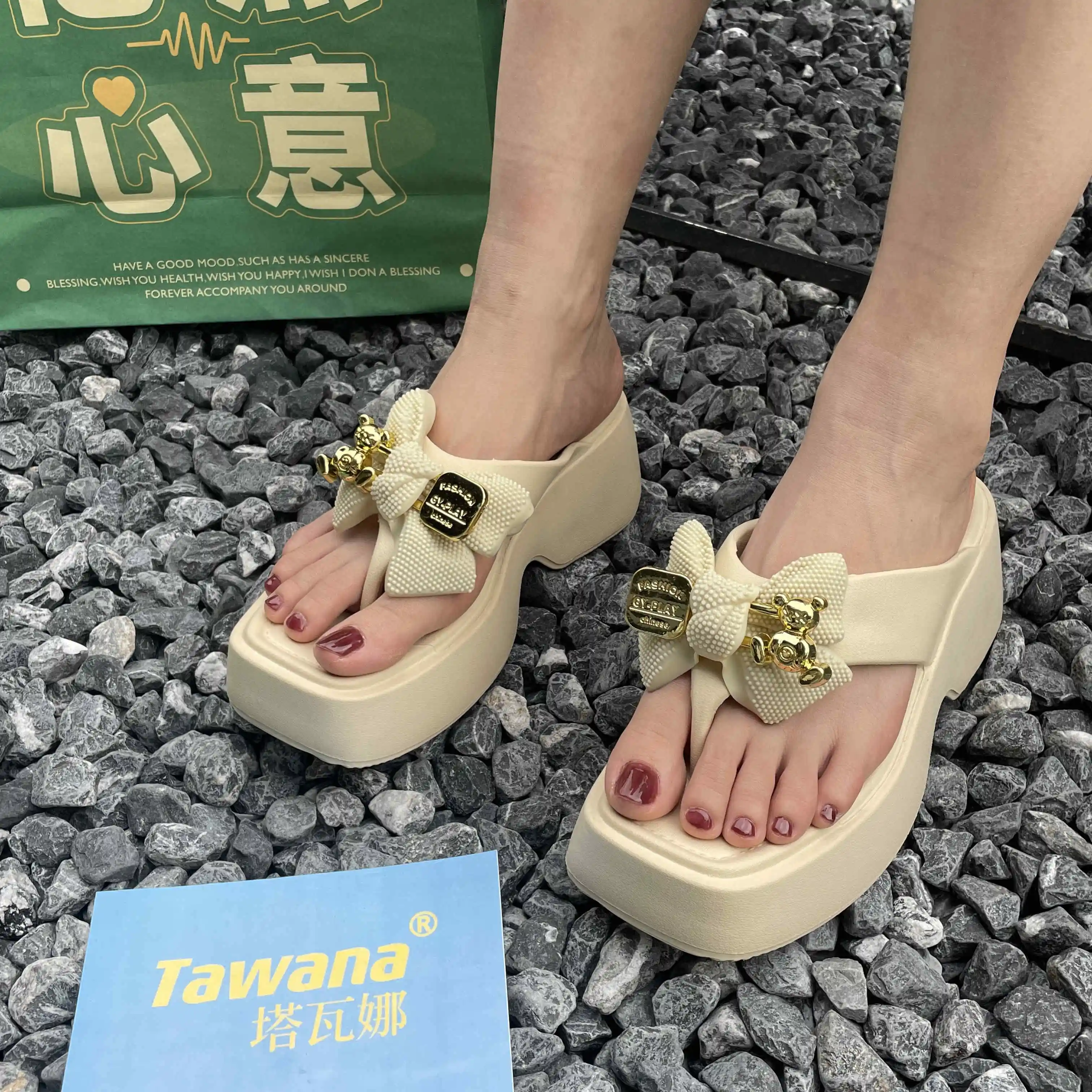 Женские шлепанцы на платформе