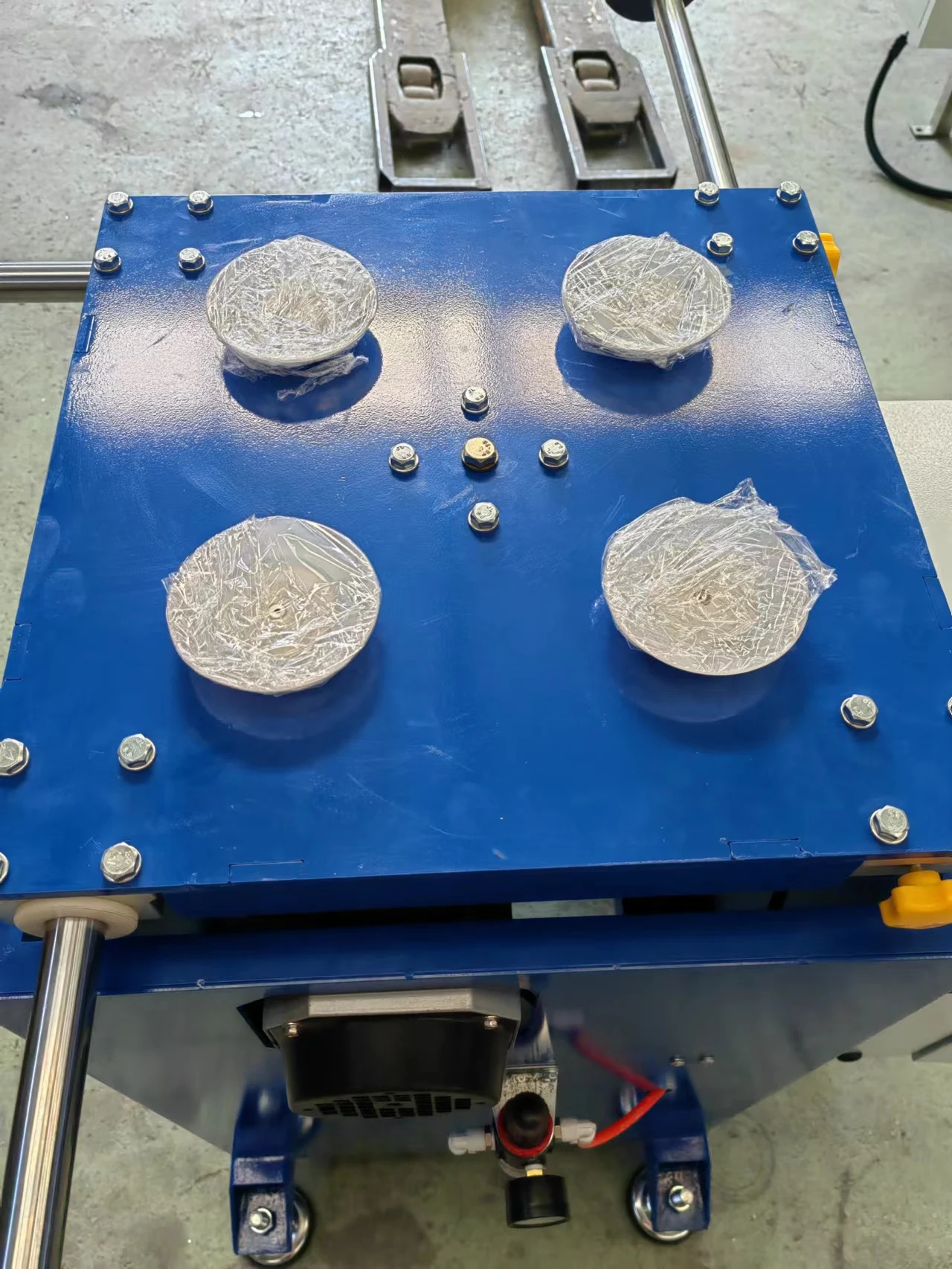 Insulating glass rotary table for double glazing glass production