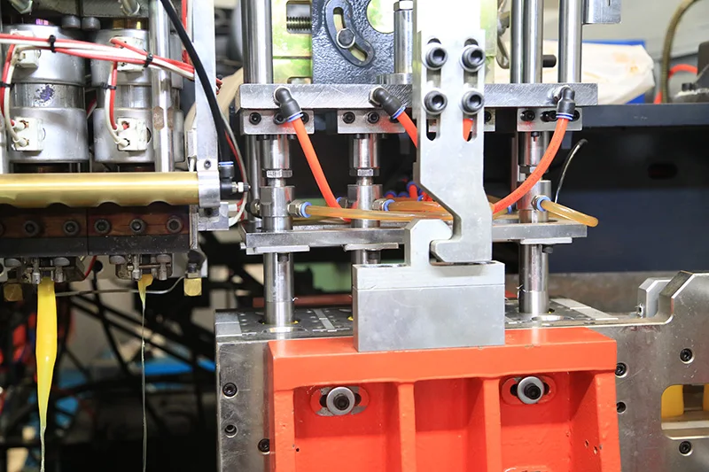 High speed small multi layer extrusion blow molding machine process