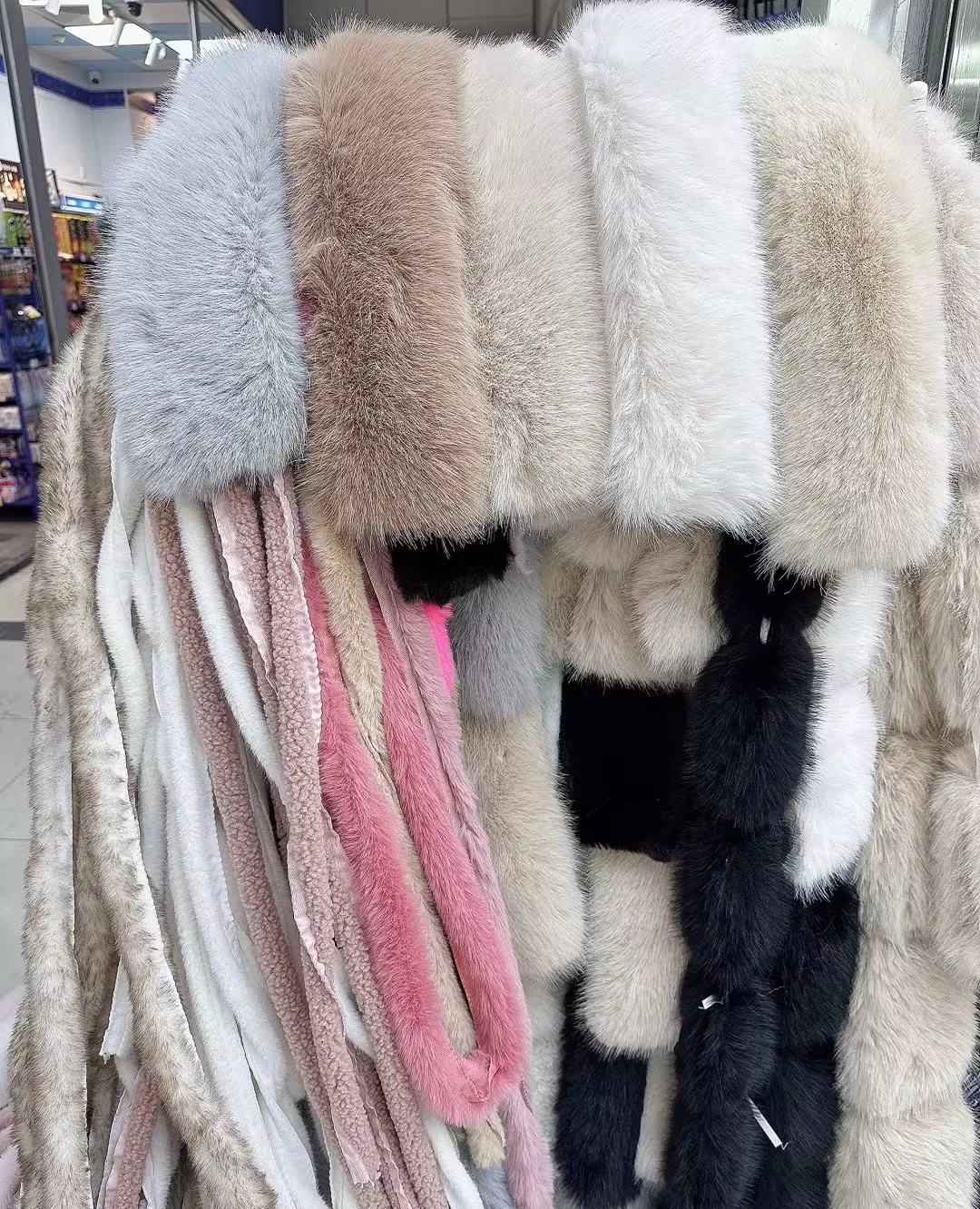 QZFSO Distressed Ptach Embroidery Tag Custom Logo Full Zip Up 400 gsm Hoddie Wifh Fur Detachable Faux Fur Hood Collar Hoodie