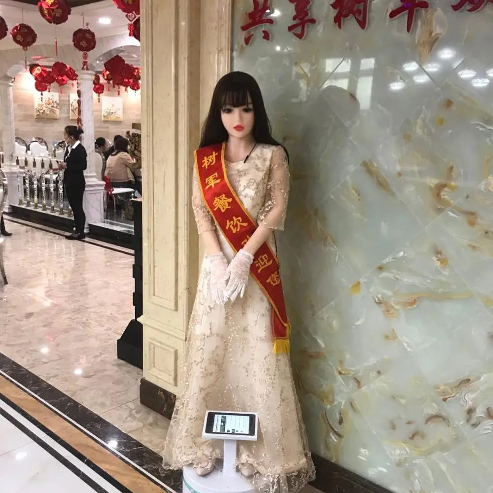 Intelligent Customer Service Robot for Helping Customer to Buy